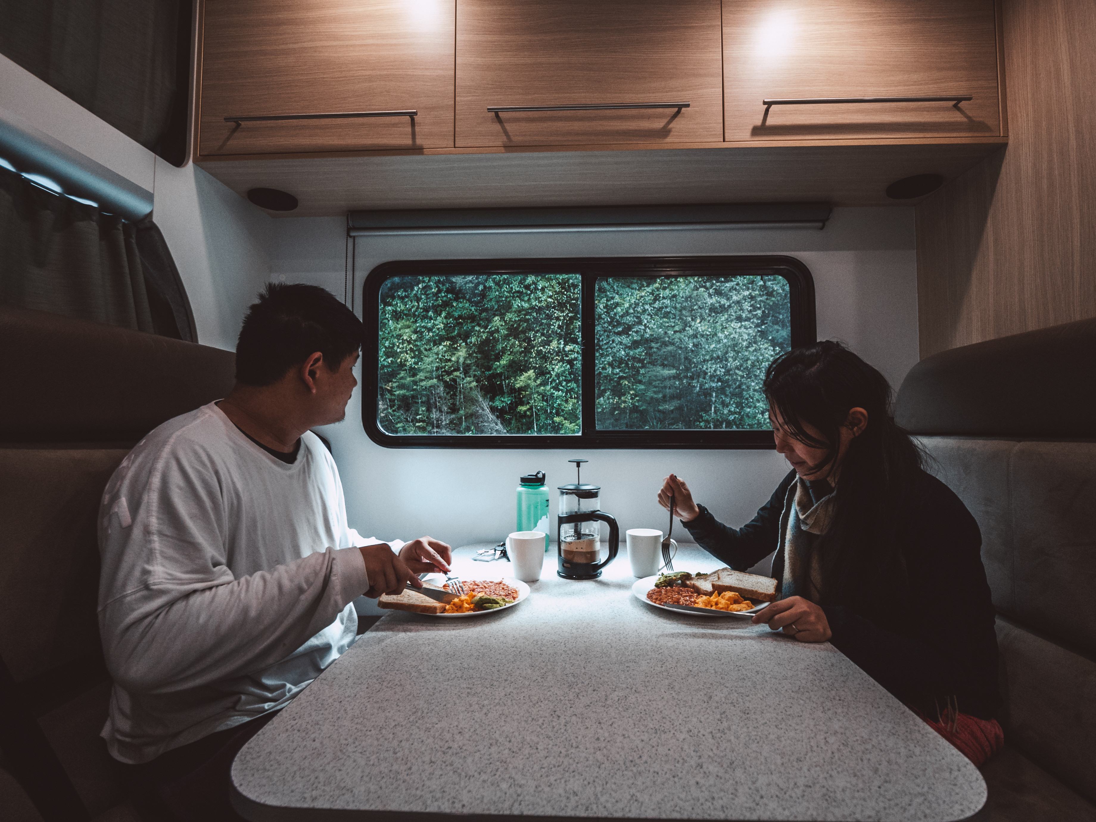 Dinette in de Britz Explorer camper in Nieuw-Zeeland