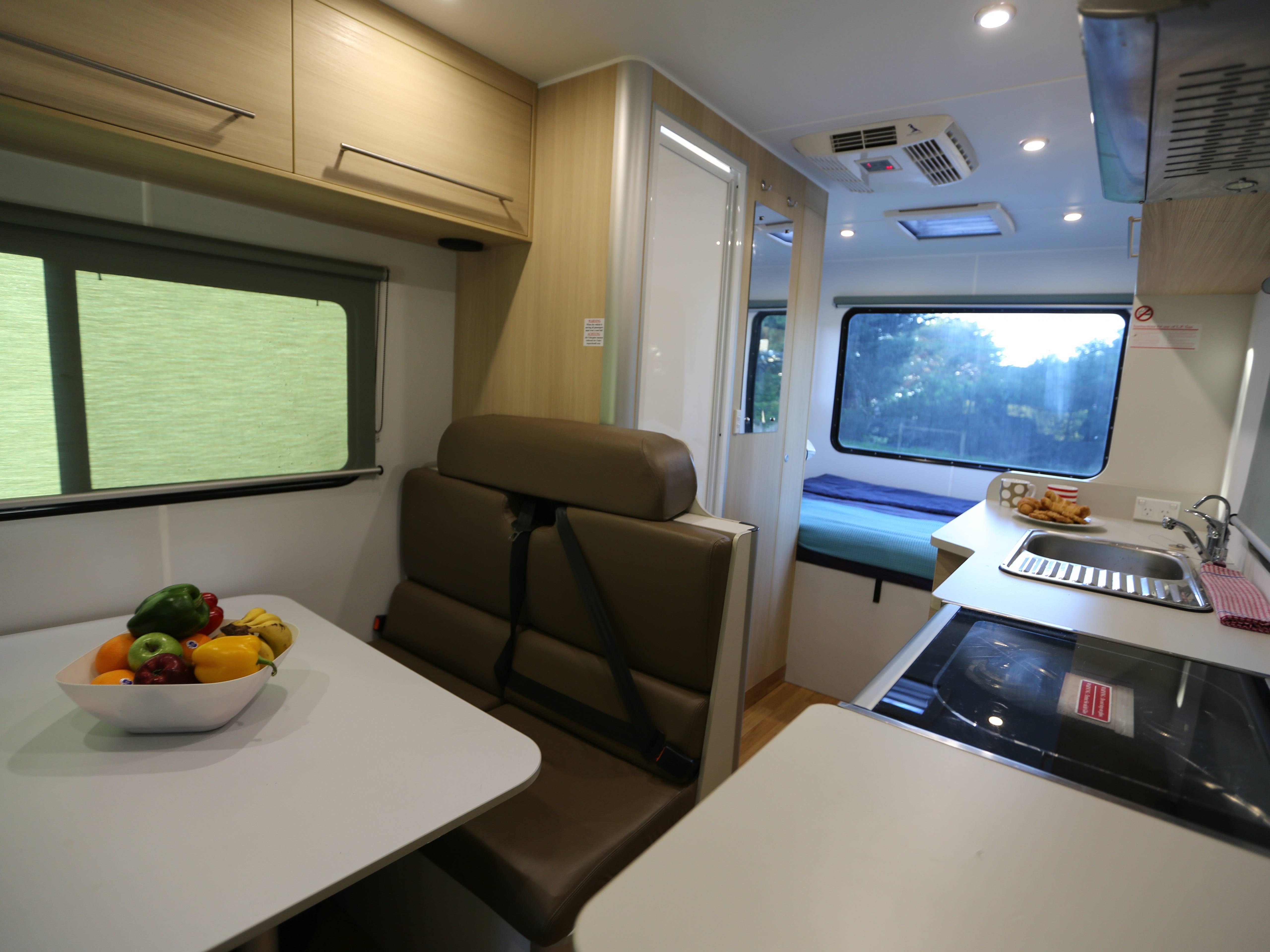 Binnen in de Britz Explorer camper in Nieuw-Zeeland