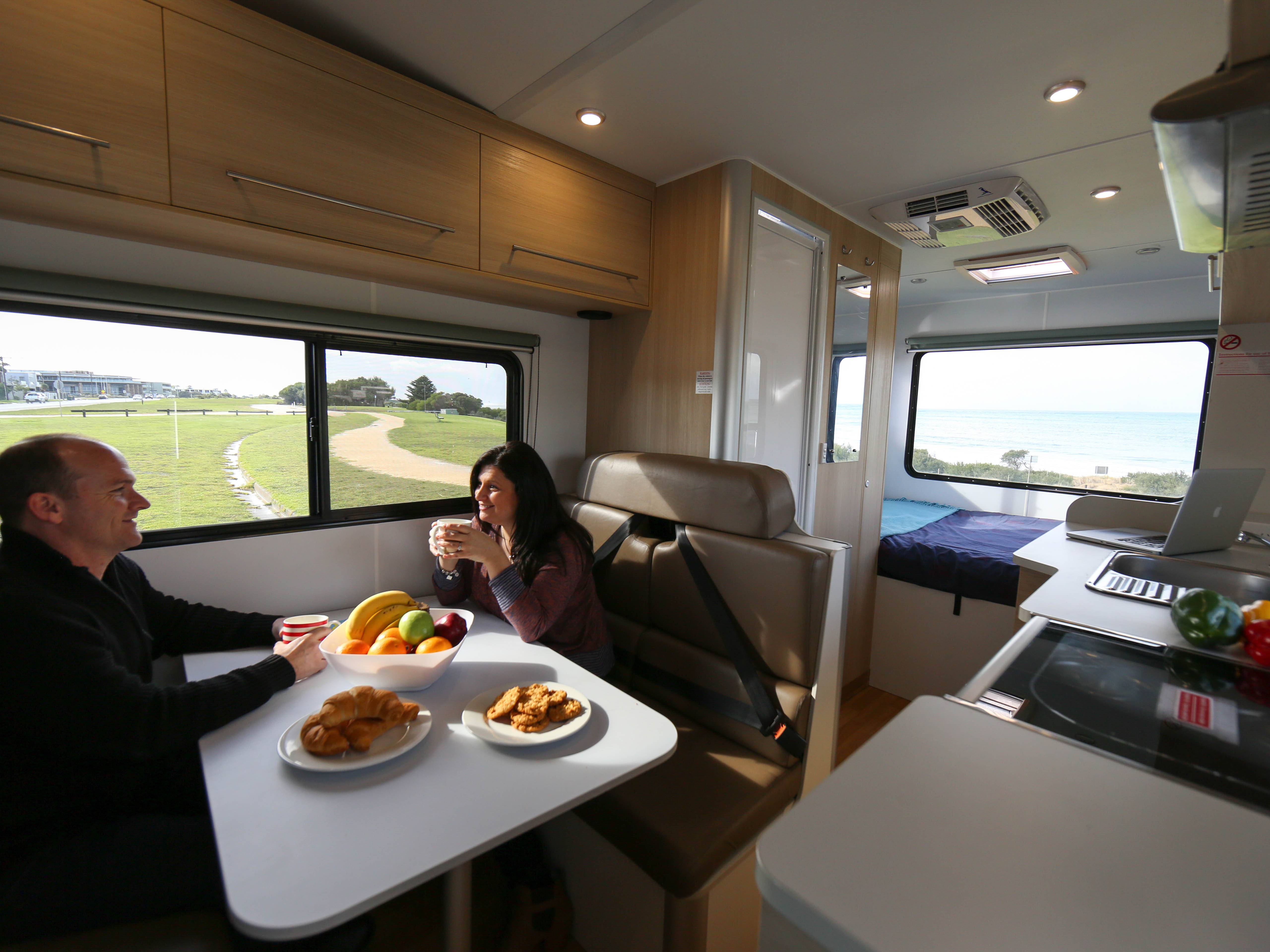 Binnen in de Britz Explorer camper in Nieuw-Zeeland