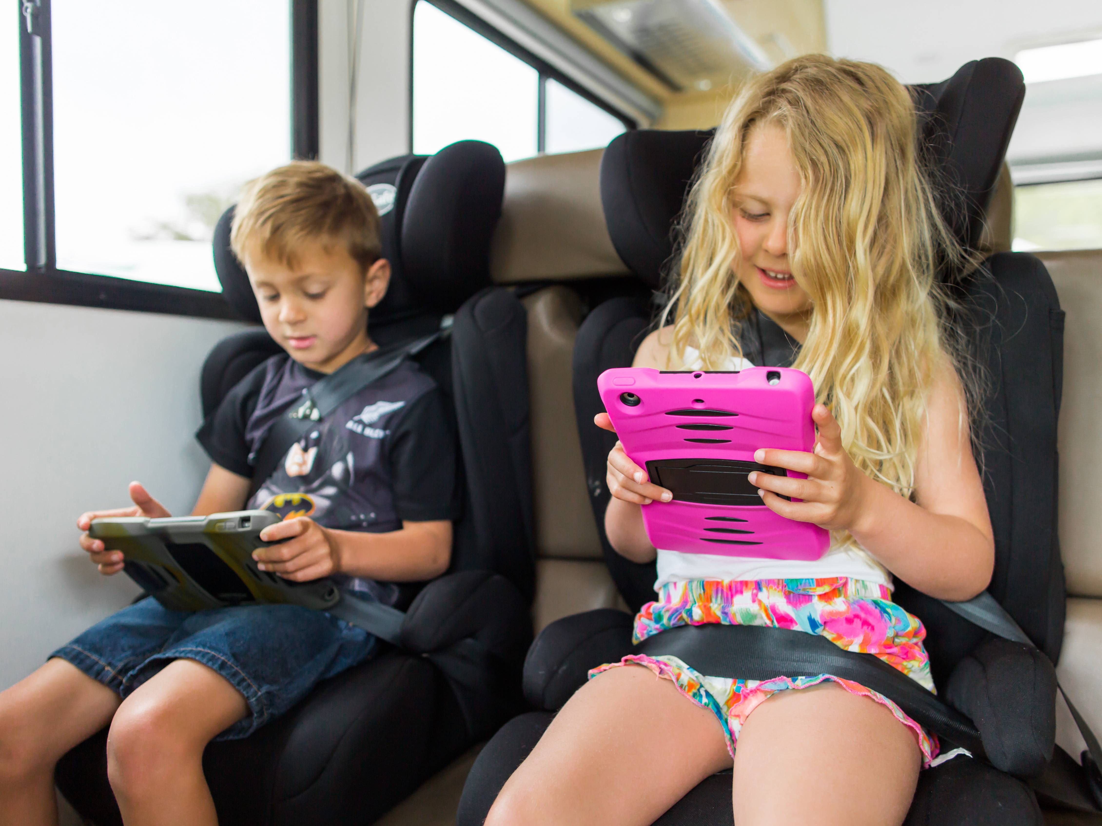Kinderen in kinderstoelen in de Britz Explorer camper in Nieuw-Zeeland