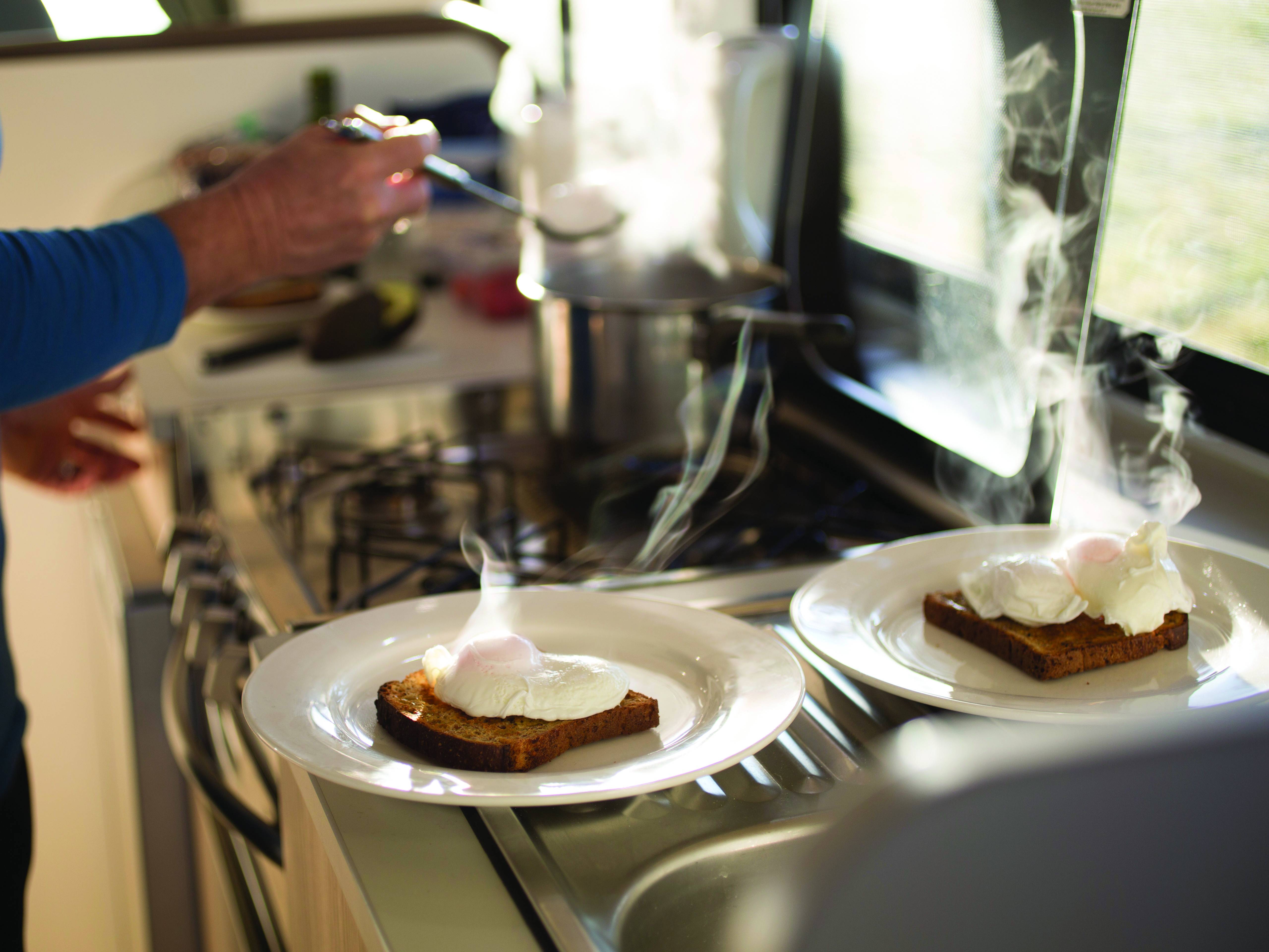 Koken in de Britz Vista camper in Nieuw-Zeeland