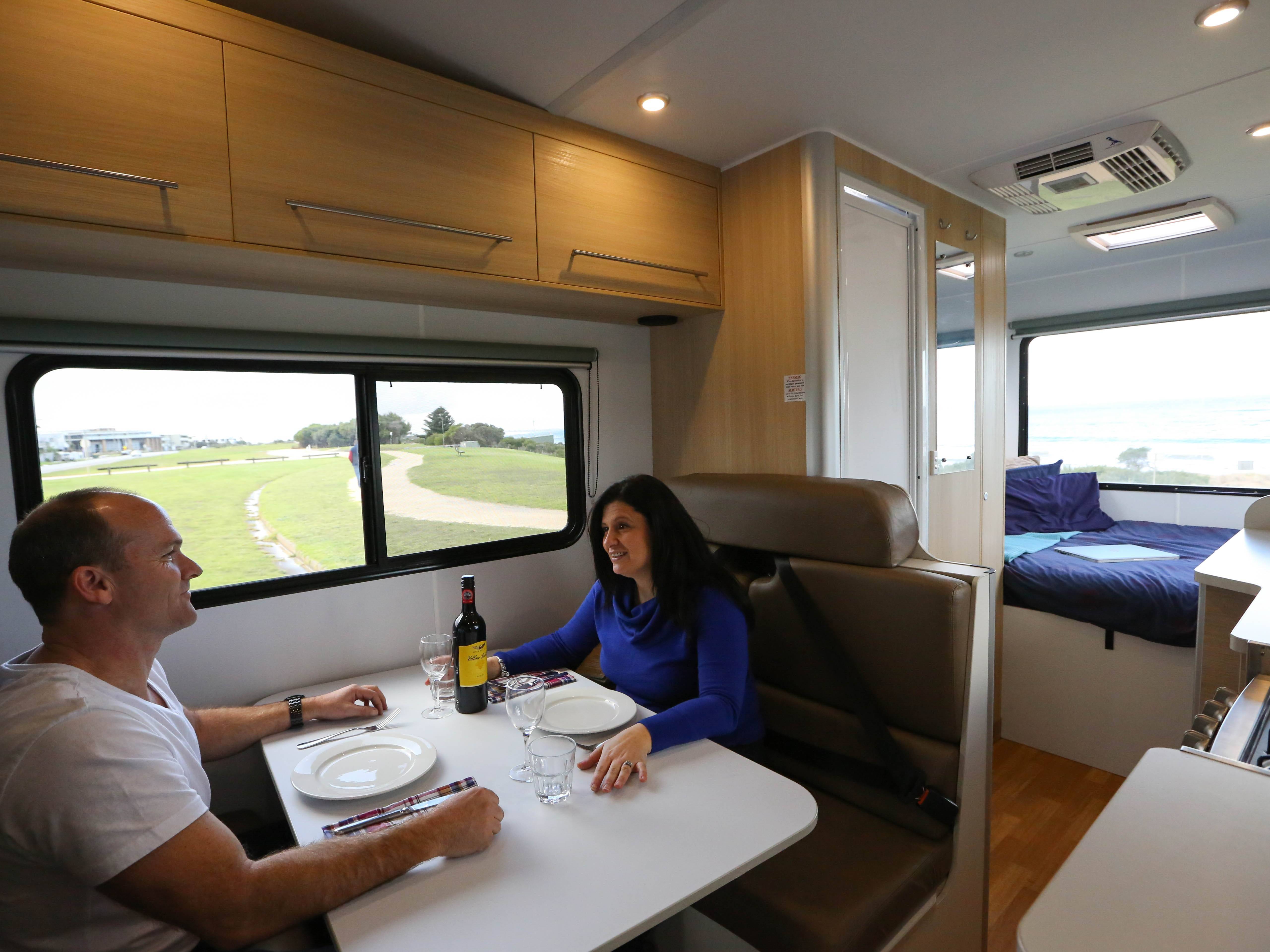 Dinette in de Britz Vista camper in Nieuw-Zeeland