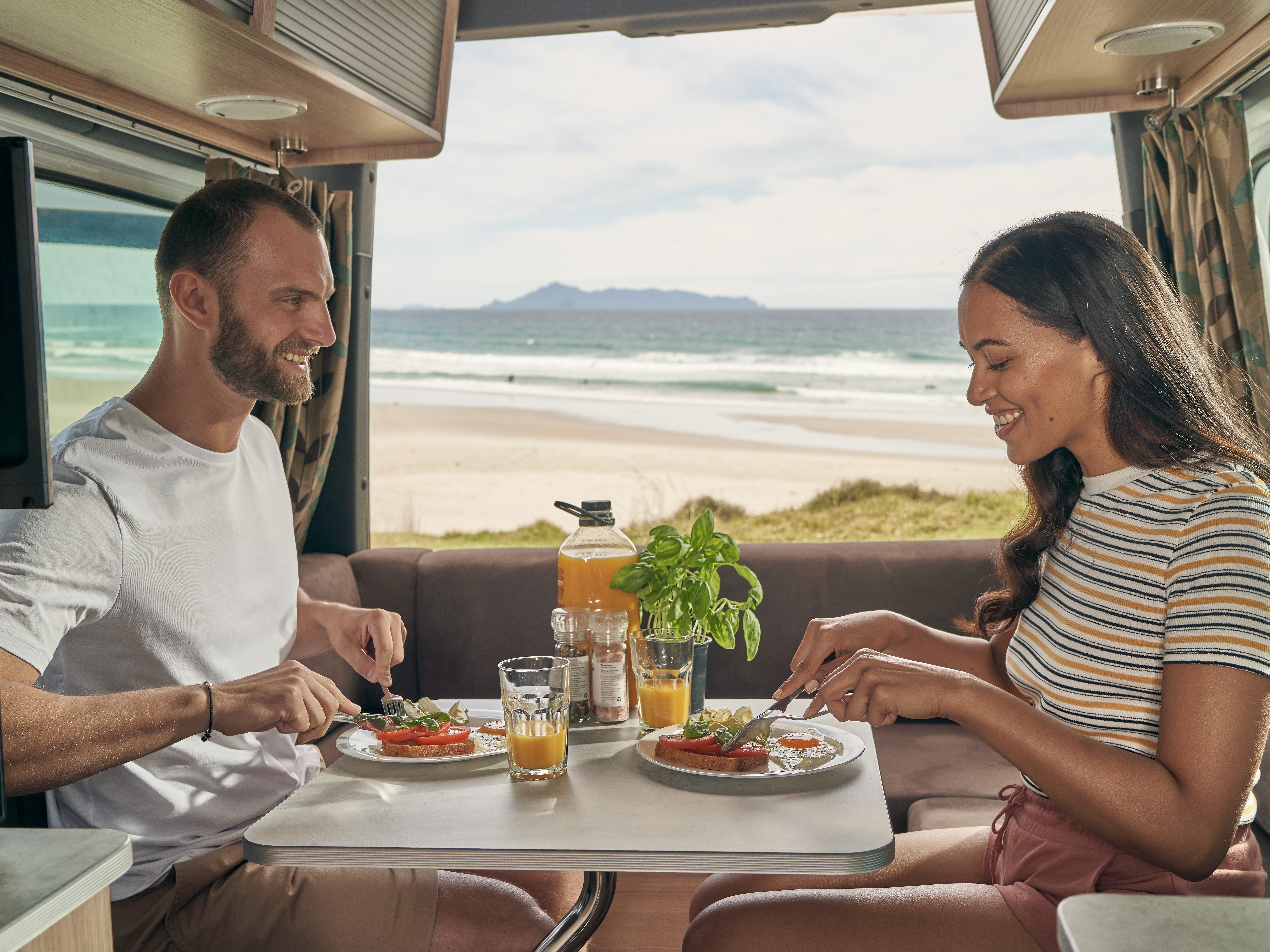 Dinette in de Maui Ultima camper in Nieuw-Zeeland