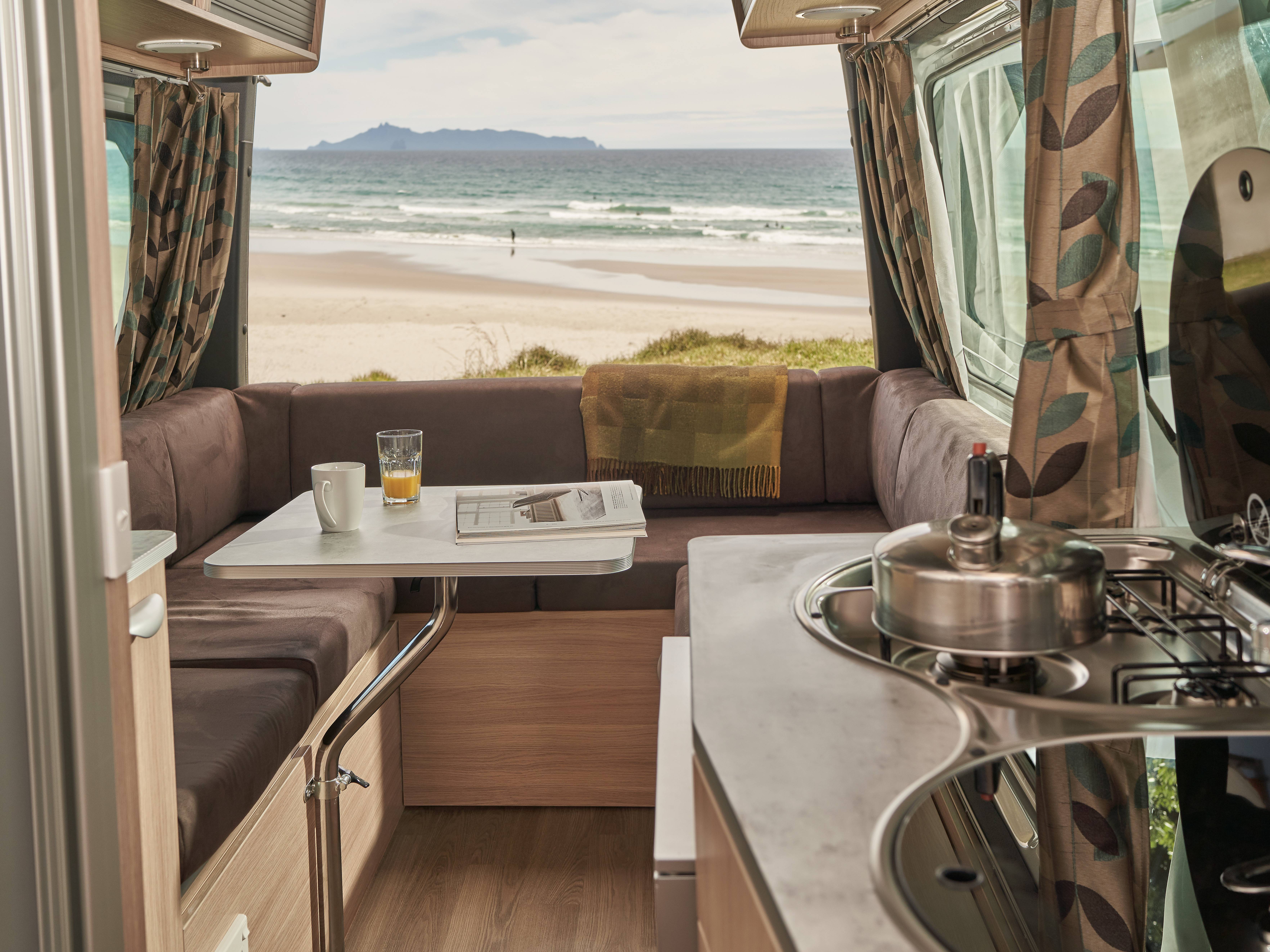 Binnen in de Maui Ultima camper in Nieuw-Zeeland