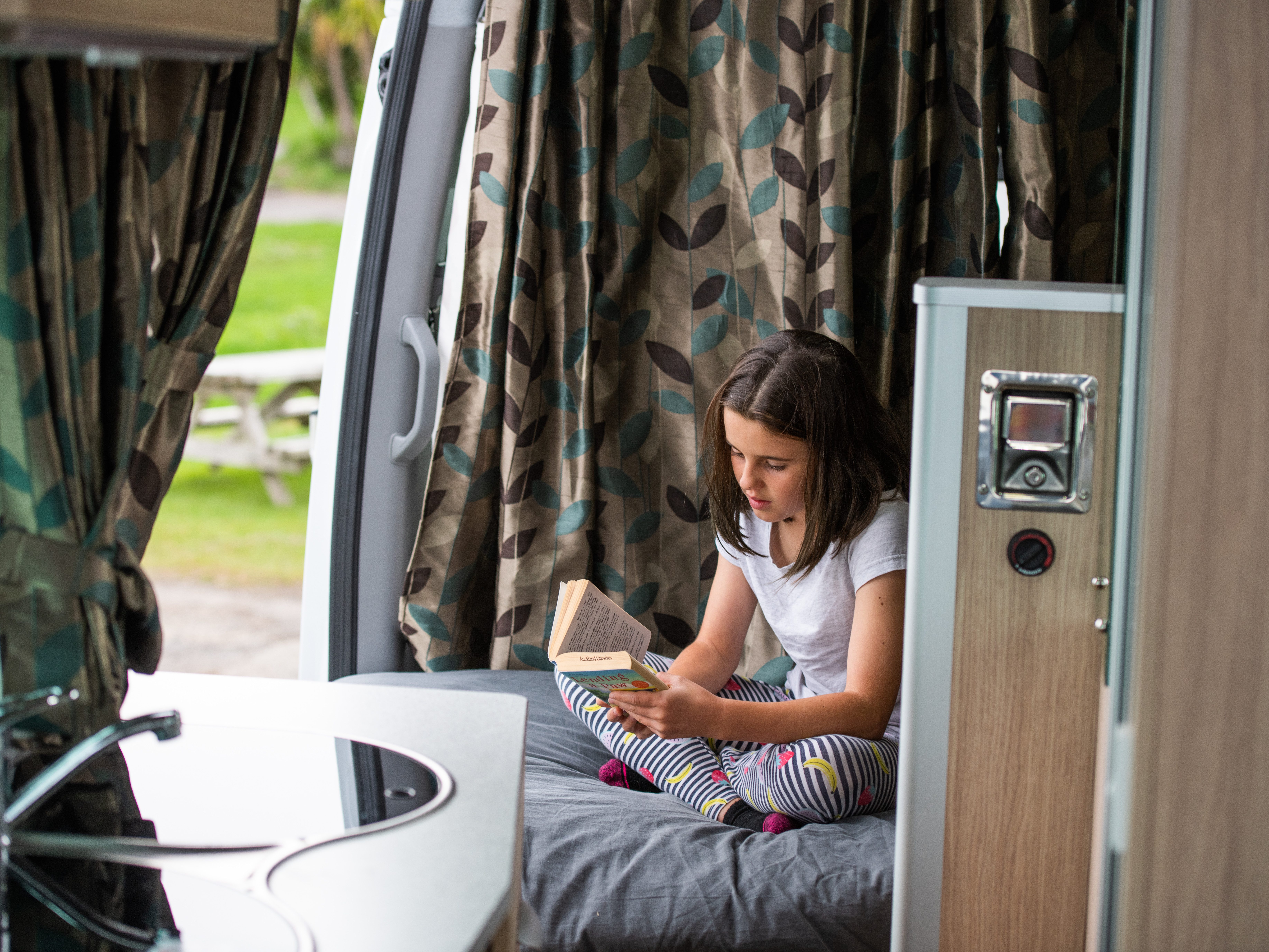 Eenpersoonsbed in de Maui Ultima Plus camper in Nieuw-Zeeland