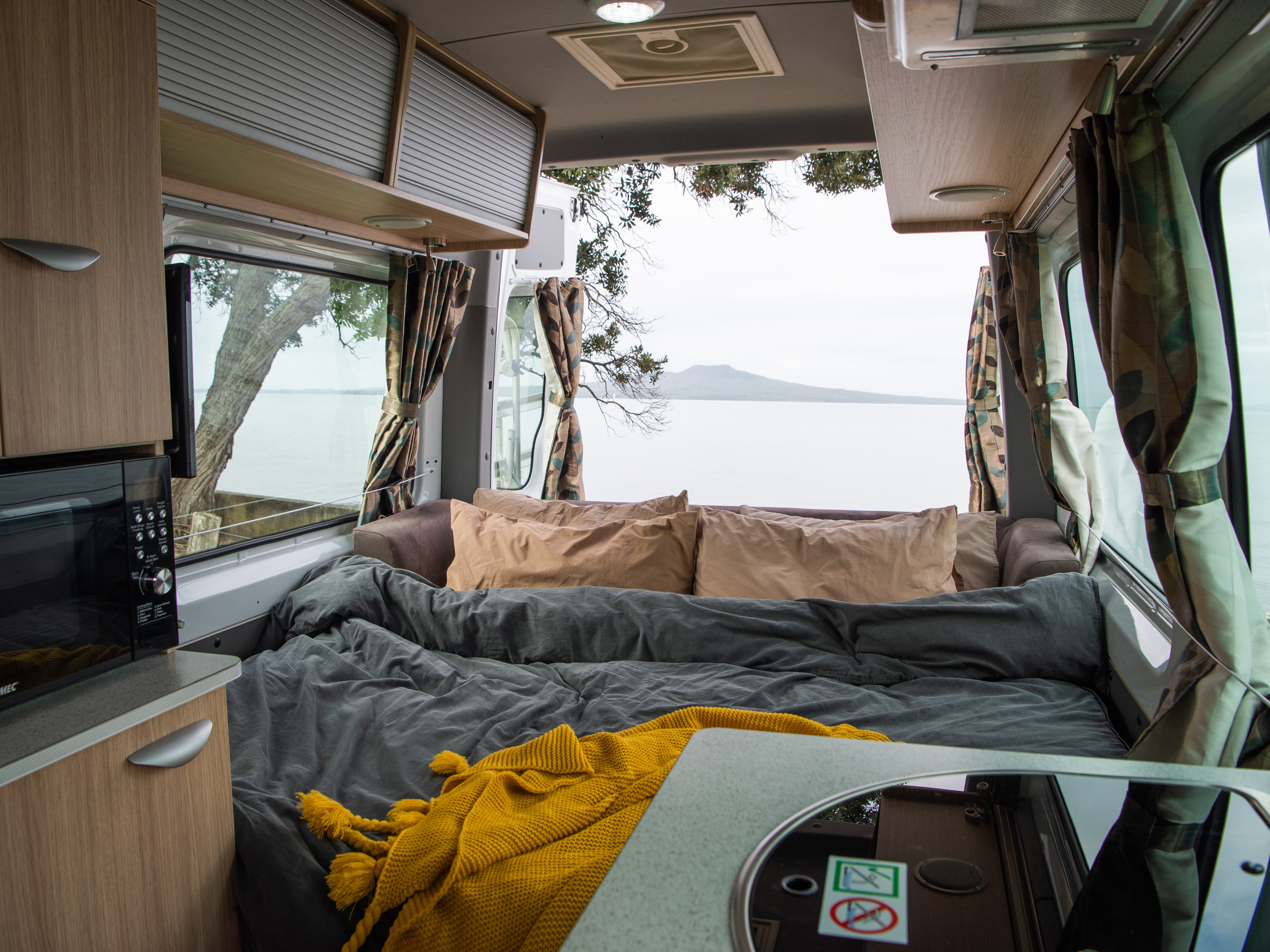 Tweepersoonsbed in de Maui Ultima Plus camper in Nieuw-Zeeland