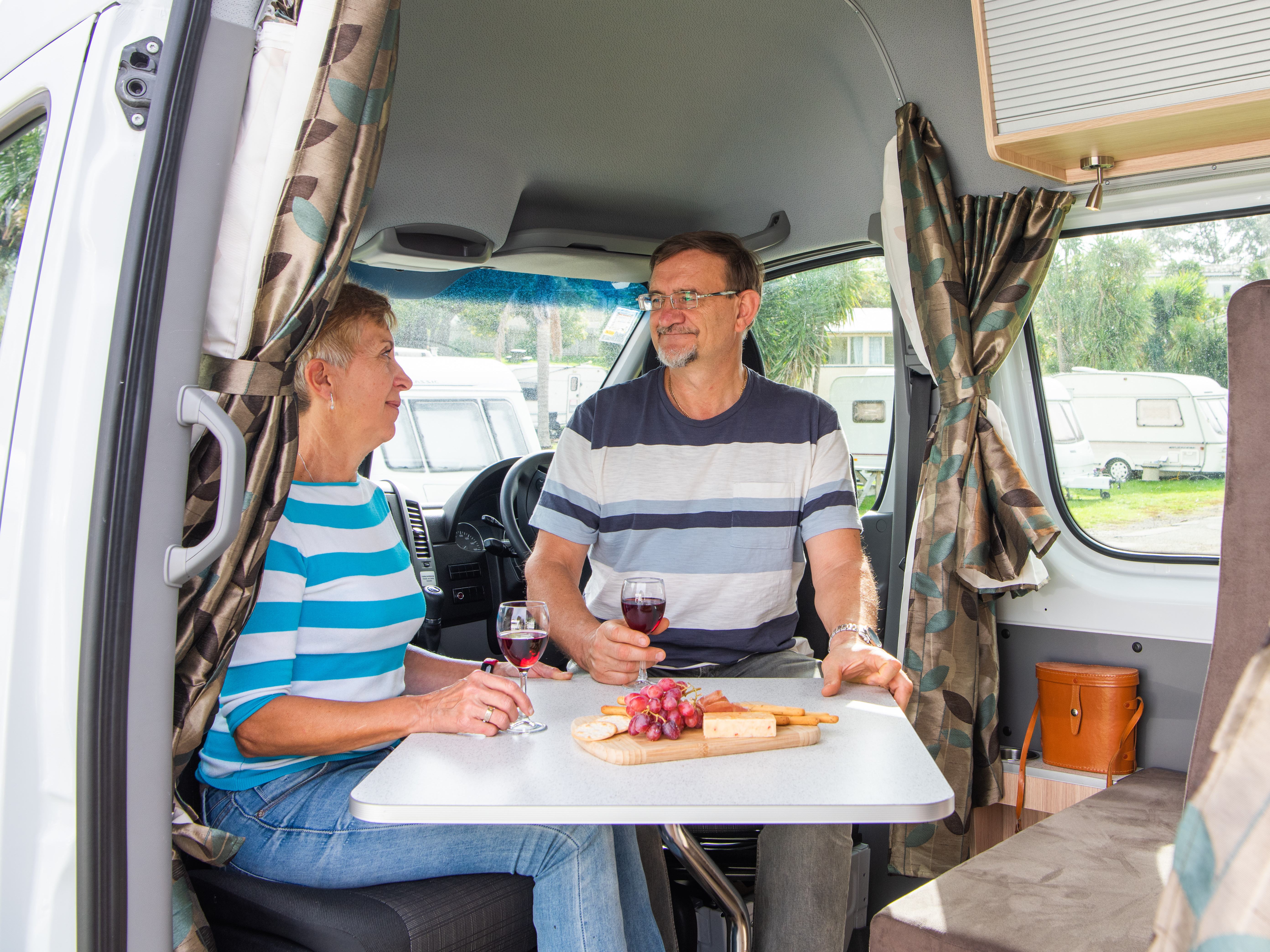 Extra tafel in de Maui Ultima Plus camper in Nieuw-Zeeland