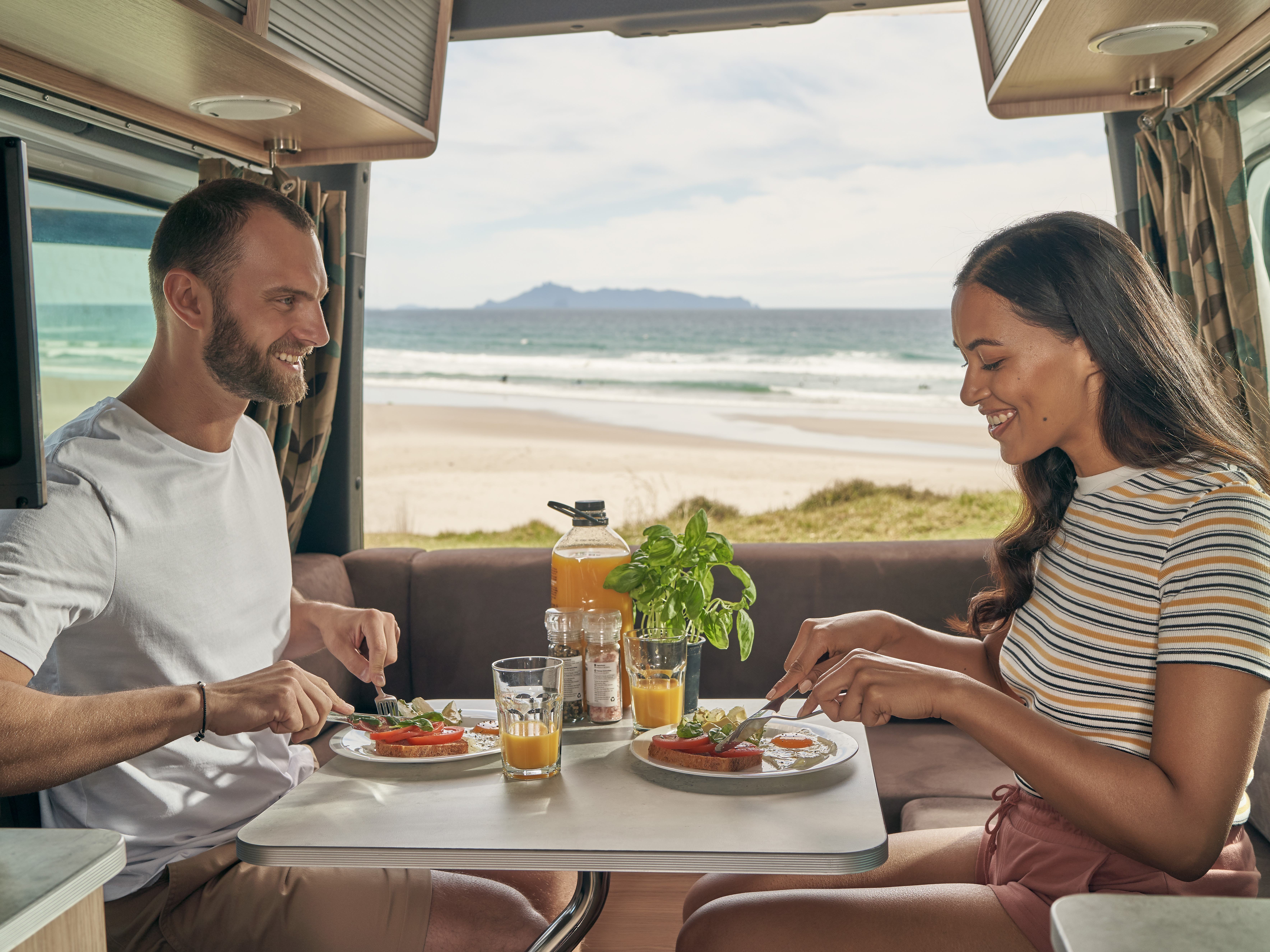 Dinette achterin in de Maui Ultima Plus camper in Nieuw-Zeeland
