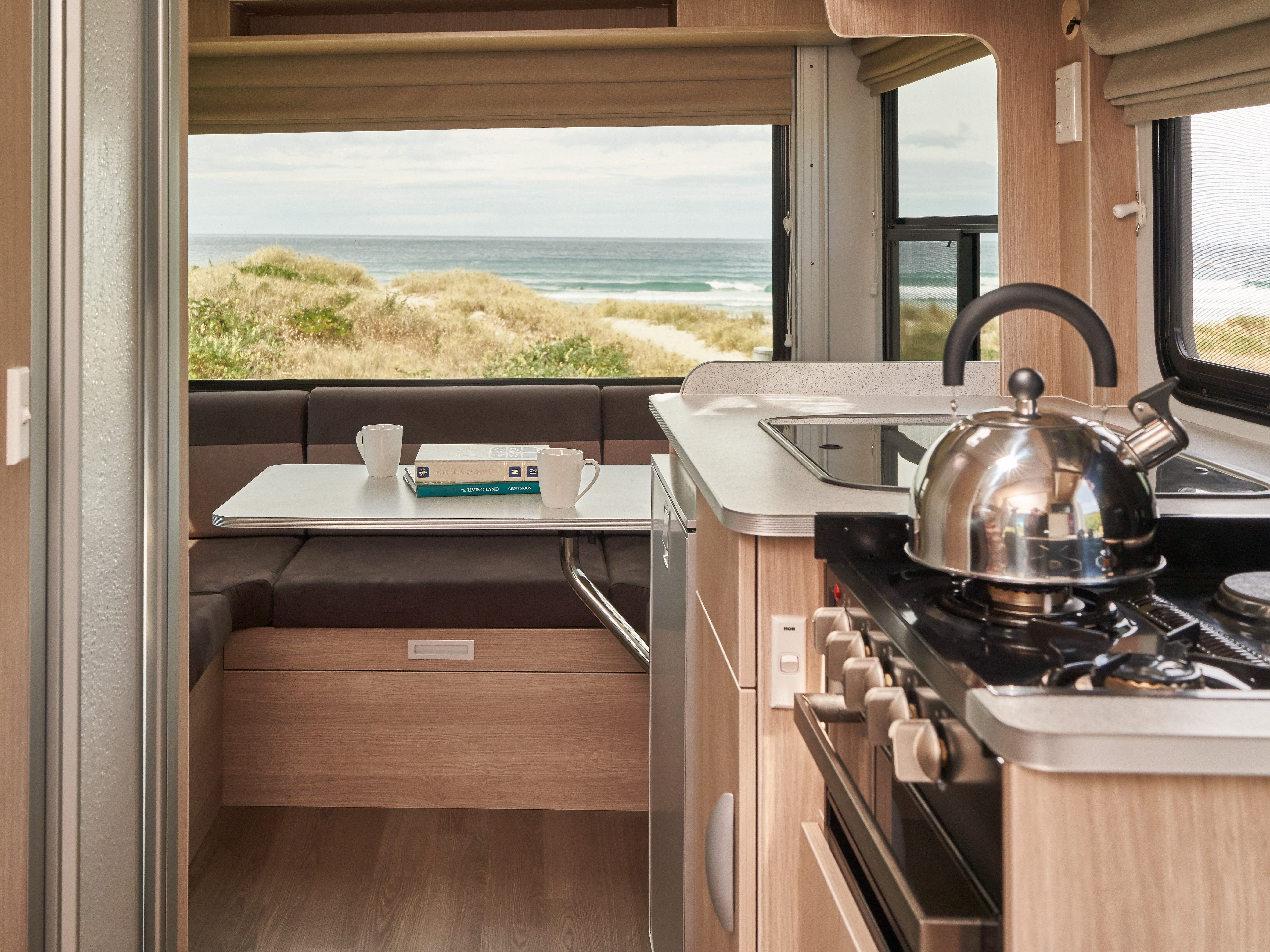 Binnen in de Maui Cascade camper in Nieuw-Zeeland