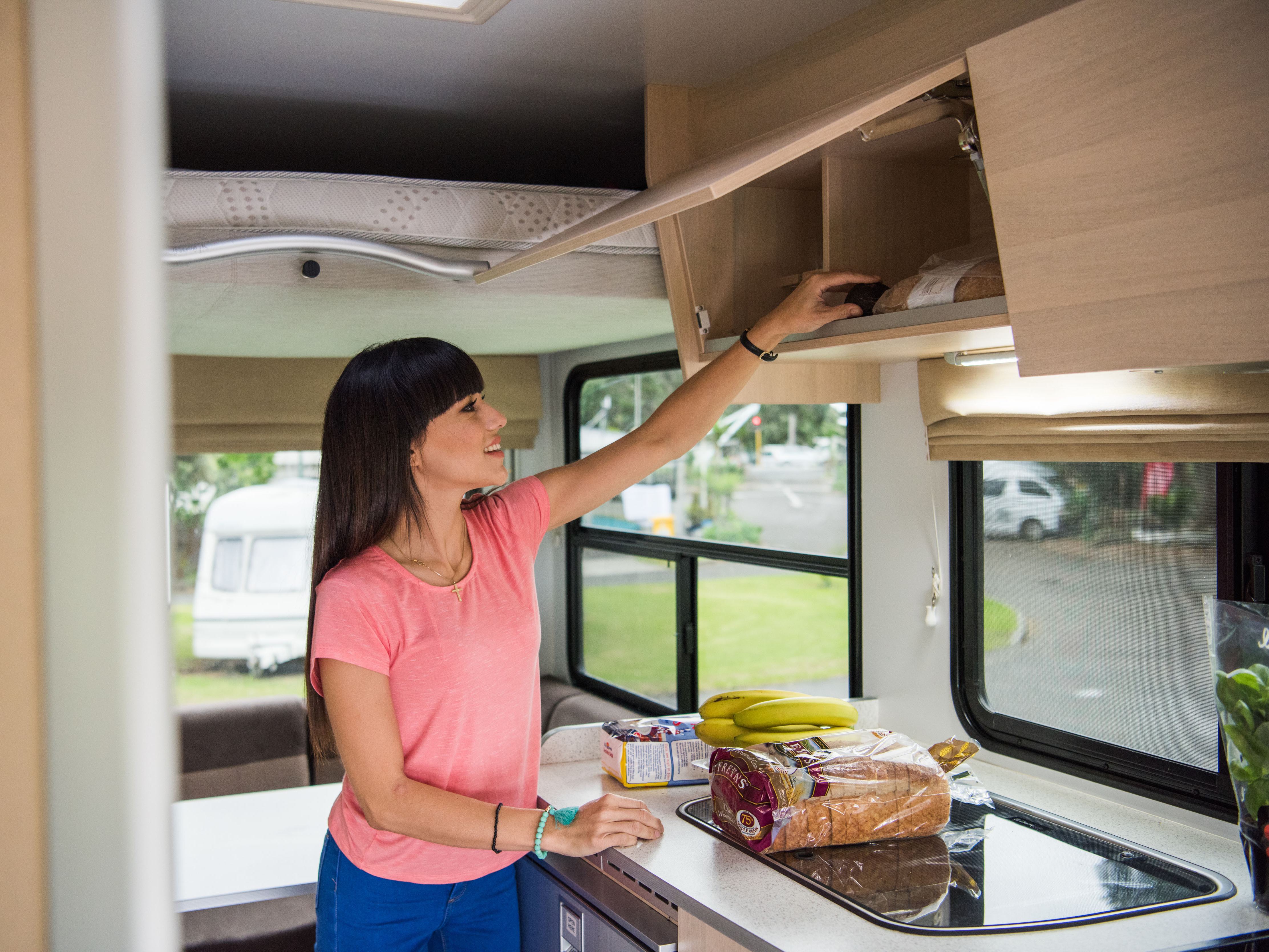 Keuken in de Maui Cascade camper in Nieuw-Zeeland