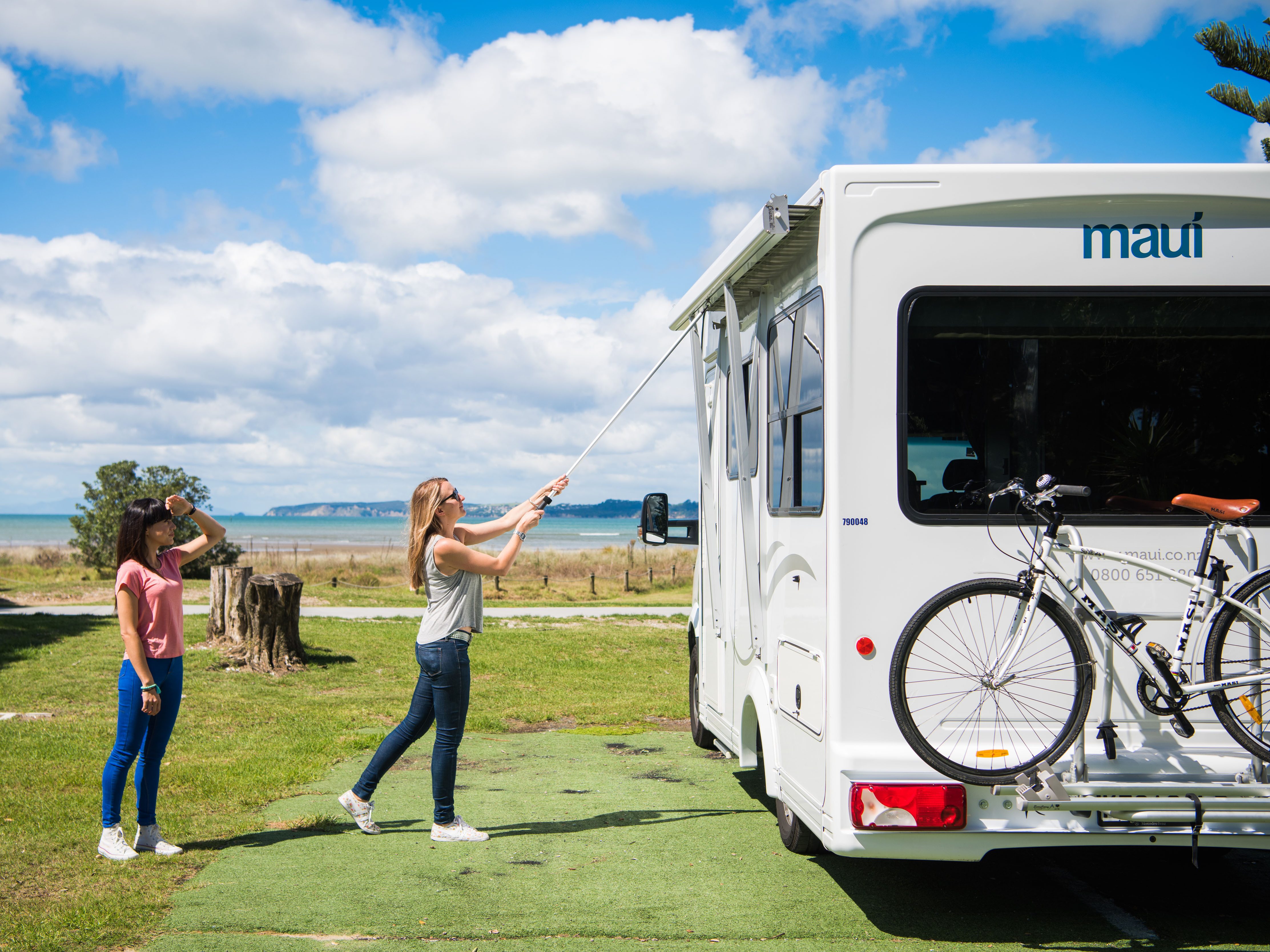 Luifel uitklappen van de Maui Cascade camper in Nieuw-Zeeland