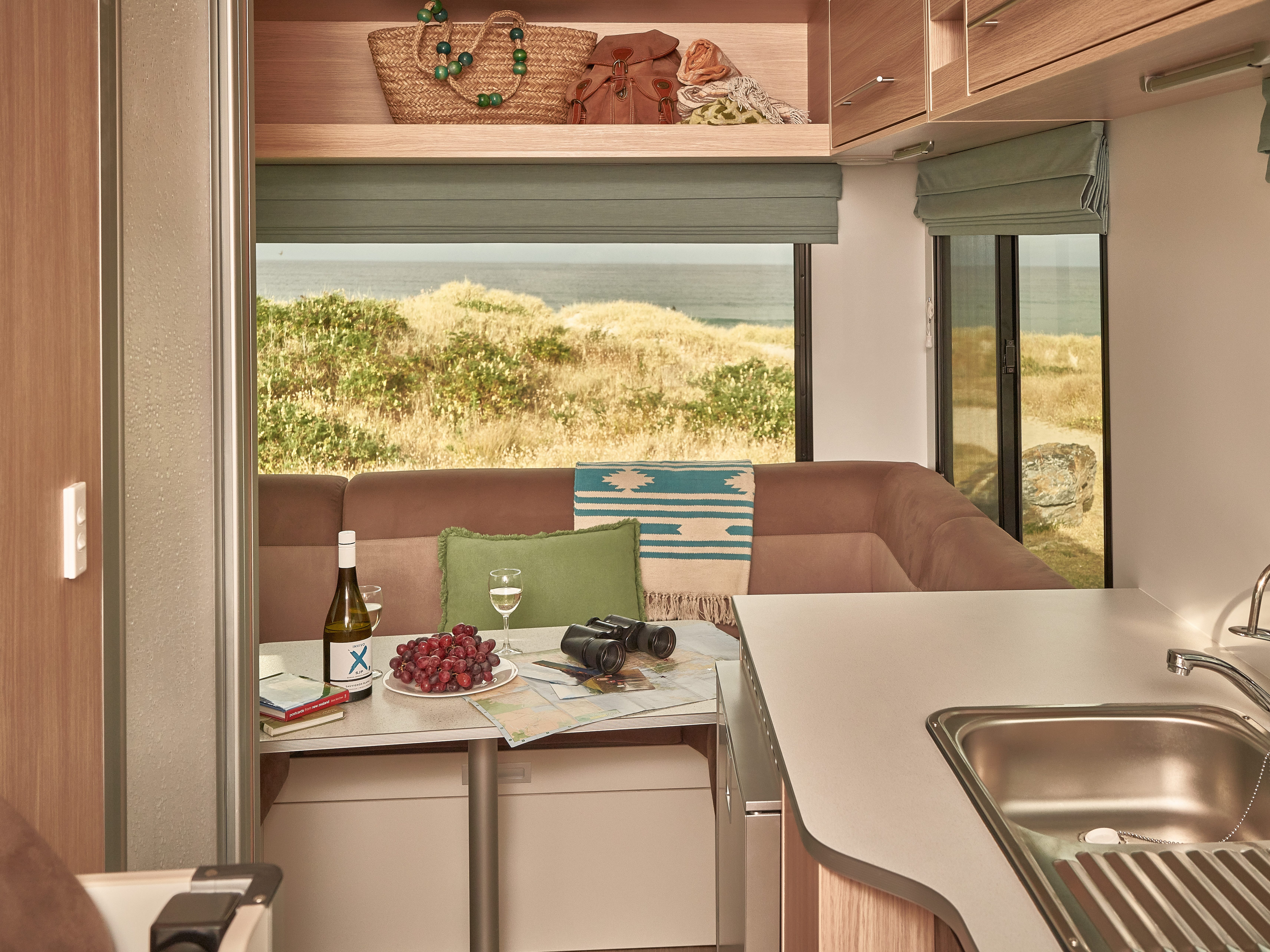 Dinette in de Maui Beach camper in Nieuw-Zeeland