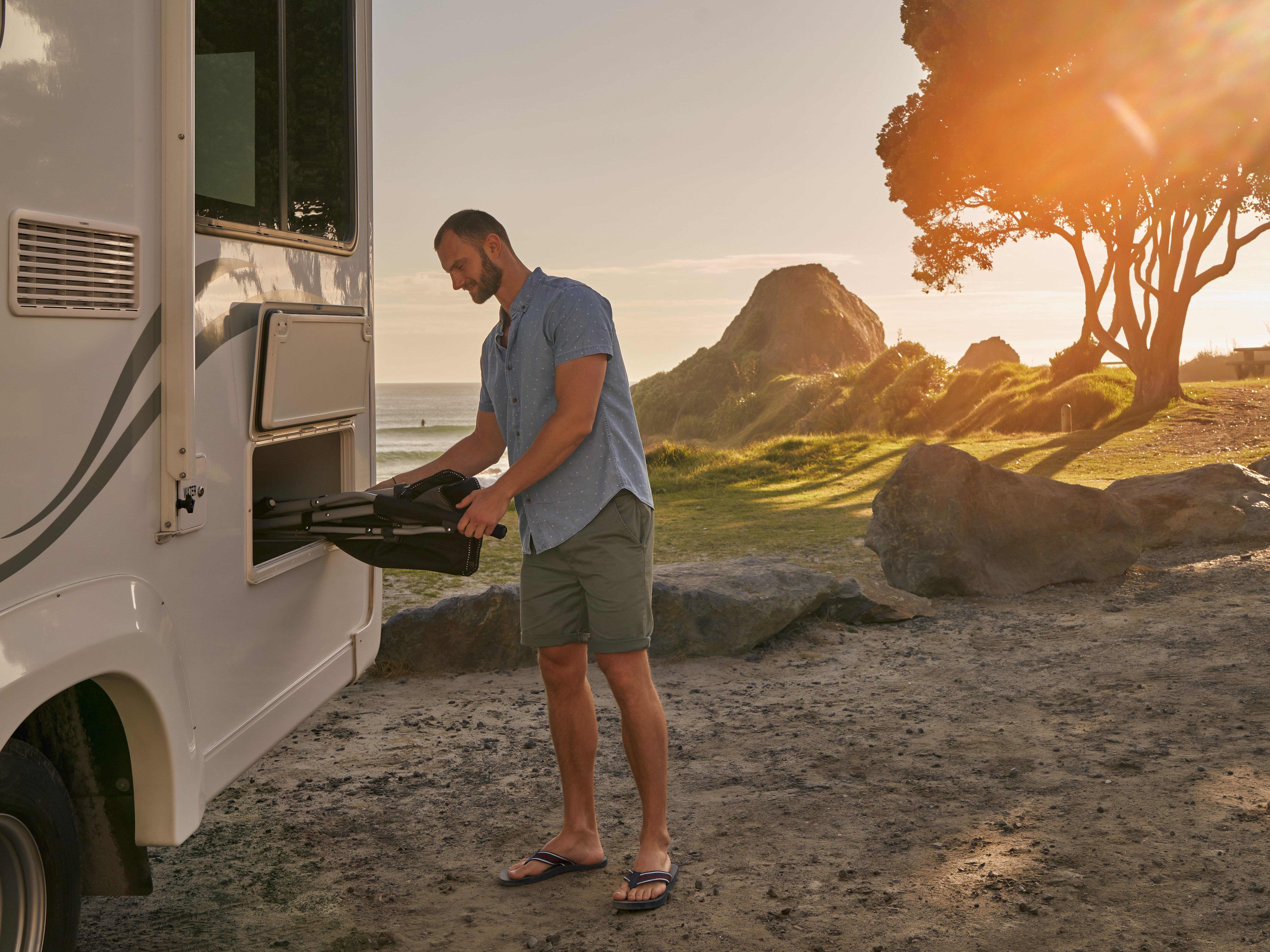 Opbergruimte van de Maui Beach camper in Nieuw-Zeeland