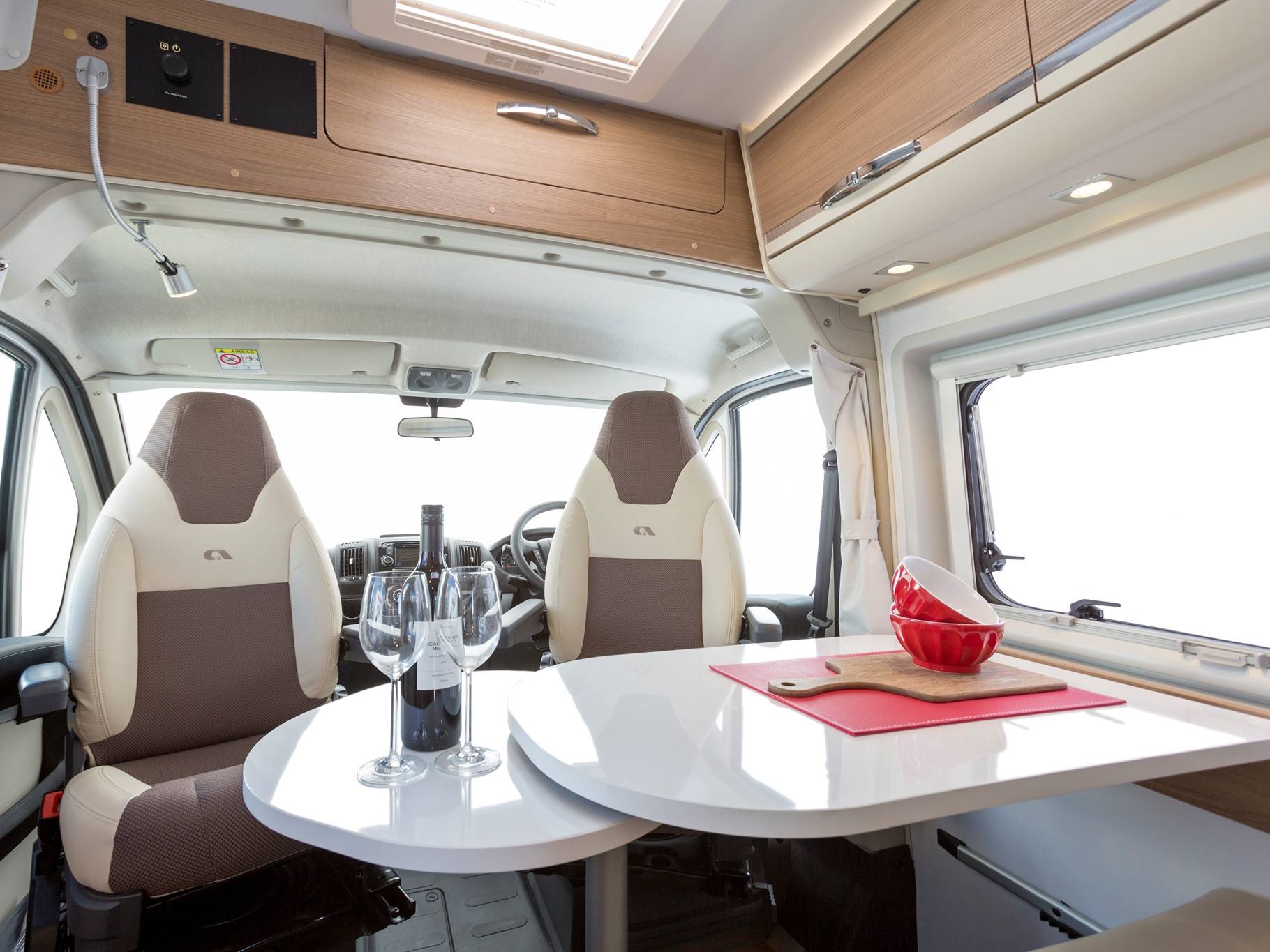 Zitgedeelte in de Apollo Euro Tourer camper in Nieuw-Zeeland