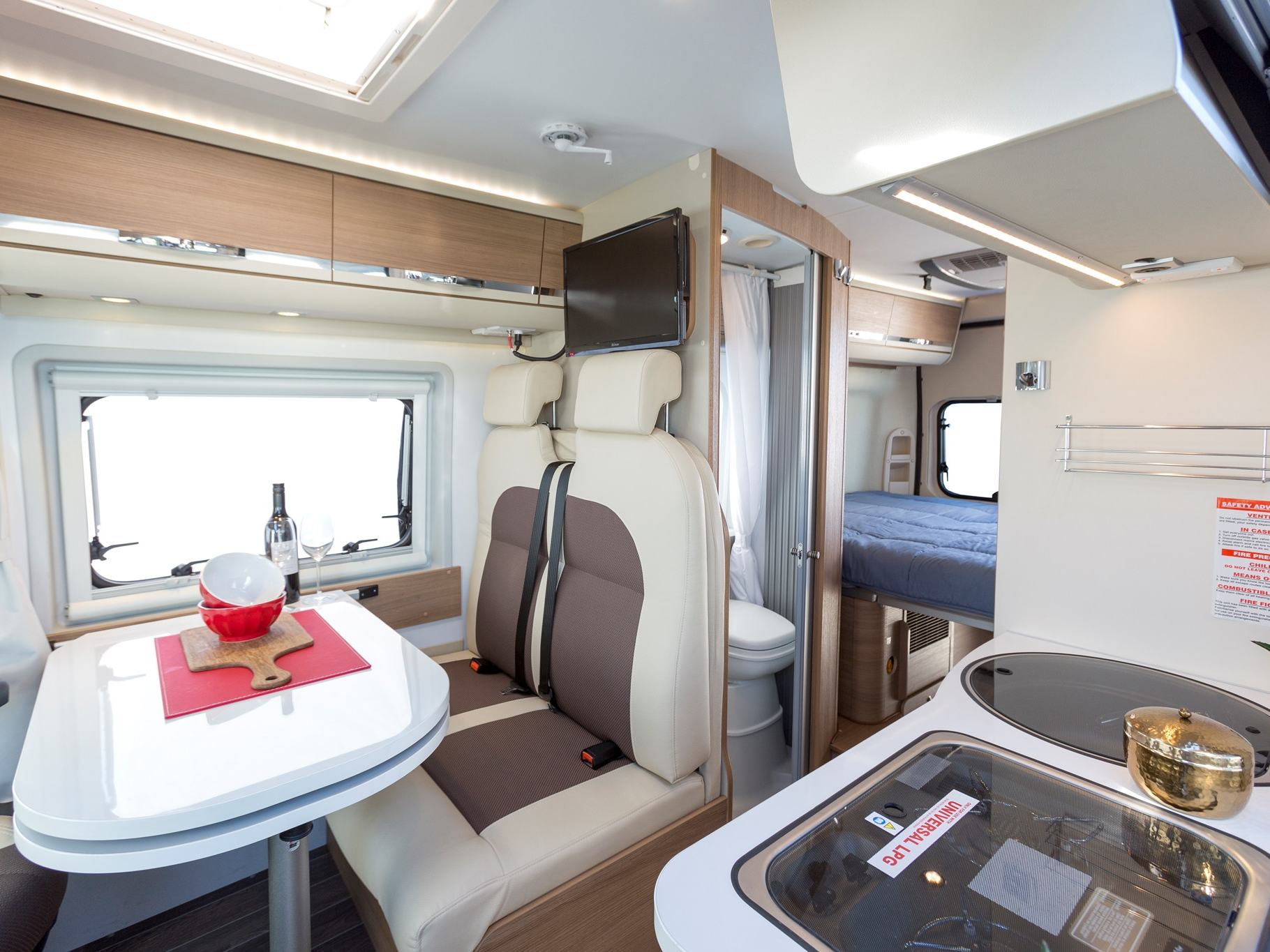 Zitgedeelte en keukentje in de Apollo Euro Tourer camper in Nieuw-Zeeland