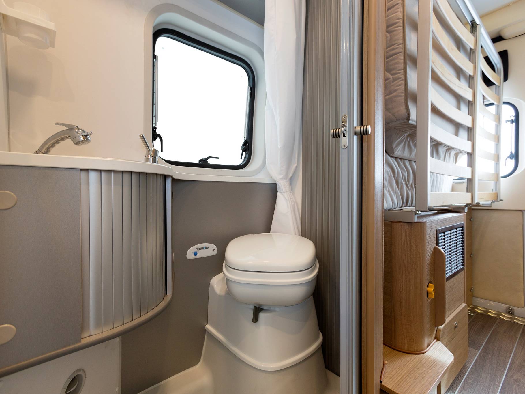 Badkamer in de Apollo Euro Tourer camper in Nieuw-Zeeland