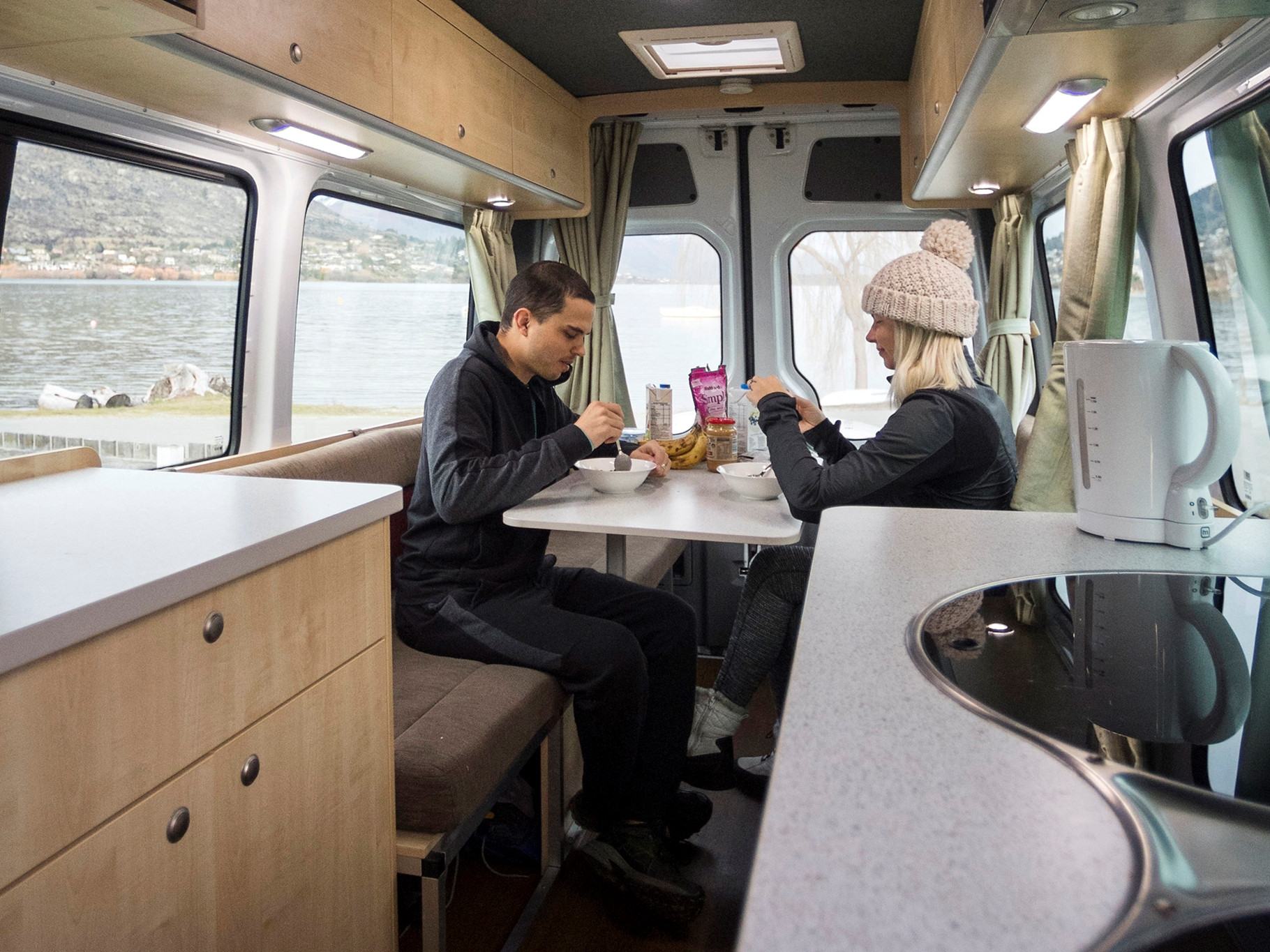 Dinette in de Apollo Euro Tourer camper in Nieuw-Zeeland