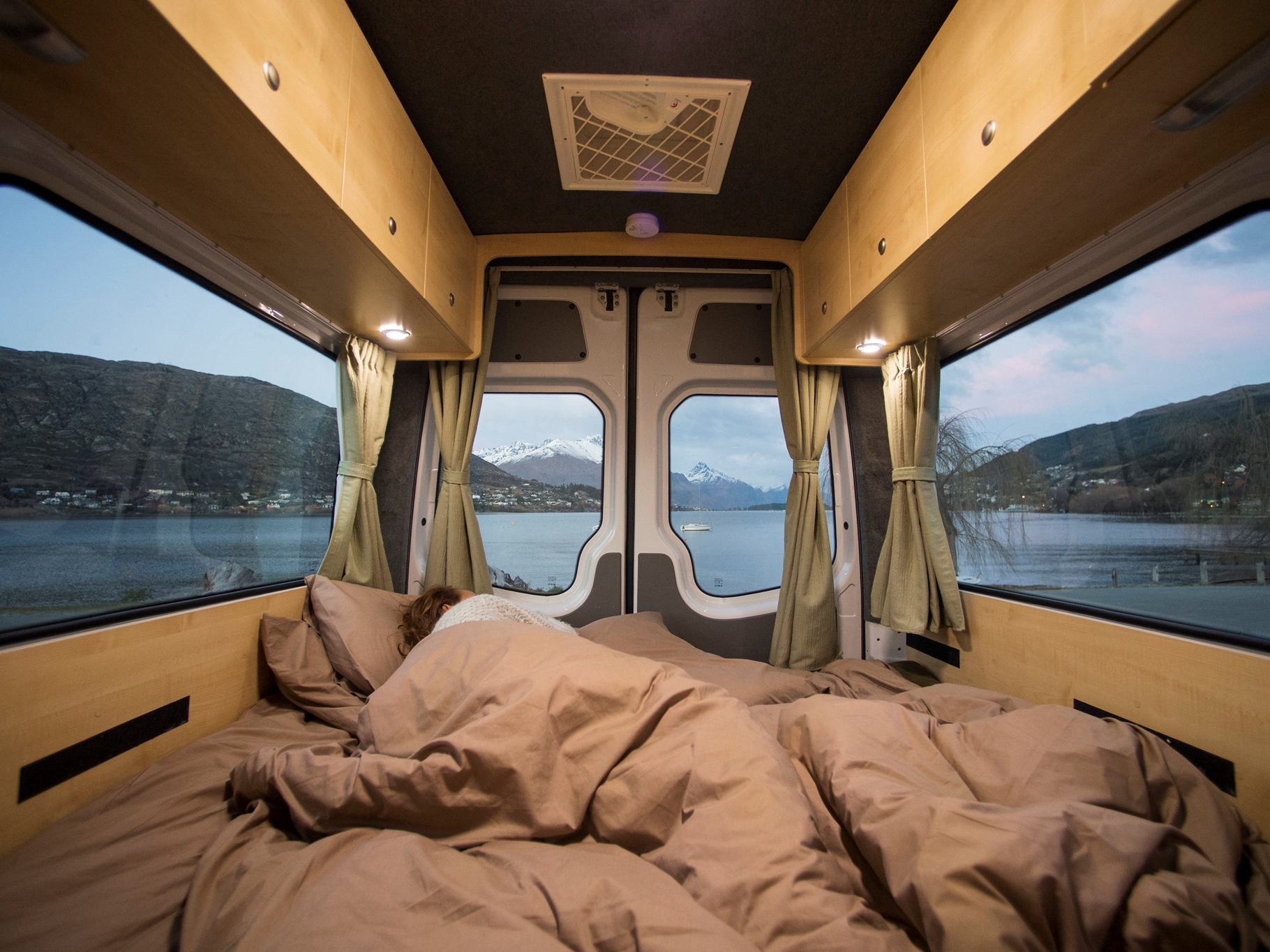 Bed in de Apollo Euro Tourer camper in Nieuw-Zeeland