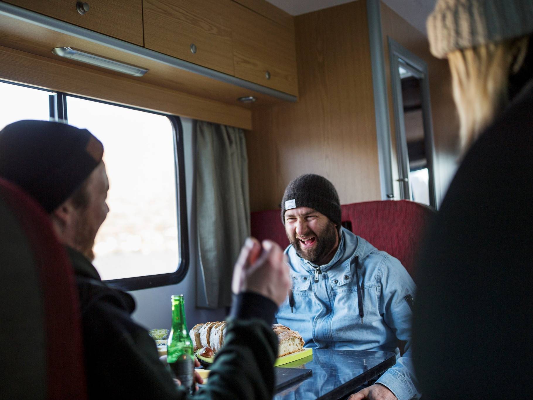 Binnen in de Apollo Euro Deluxe camper in Nieuw-Zeeland