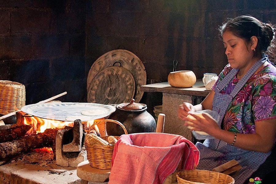 Tortilla eten in Zinacantan Chiapas mexico