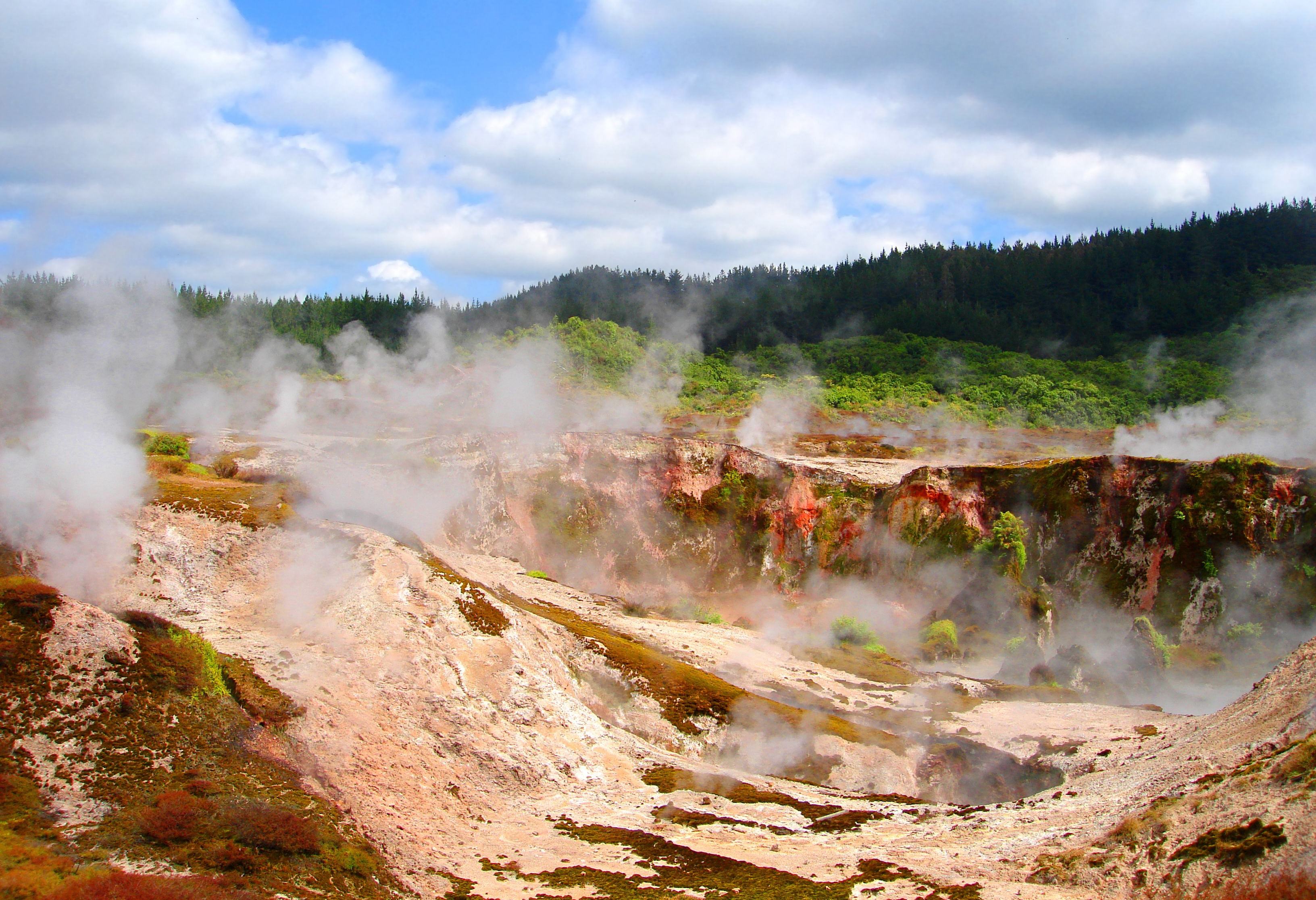 Stomende grond in Hell's Gate nabij Rotorua in Nieuw-Zeeland