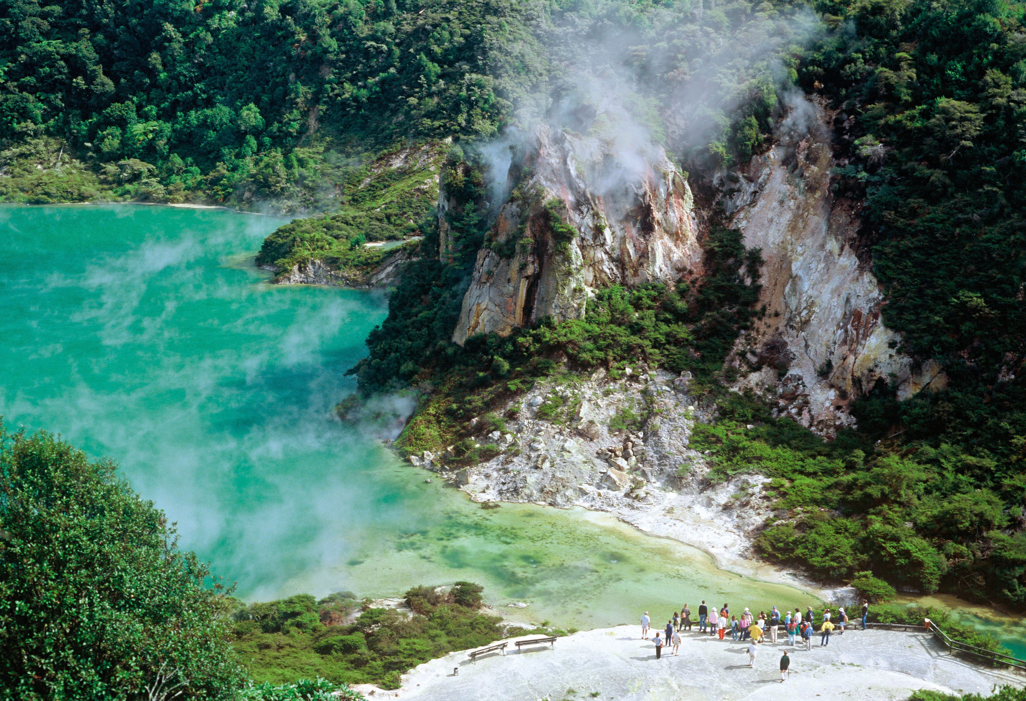 Cathedral Rocks in Waimangu Volcanic Valley in Nieuw-Zeeland