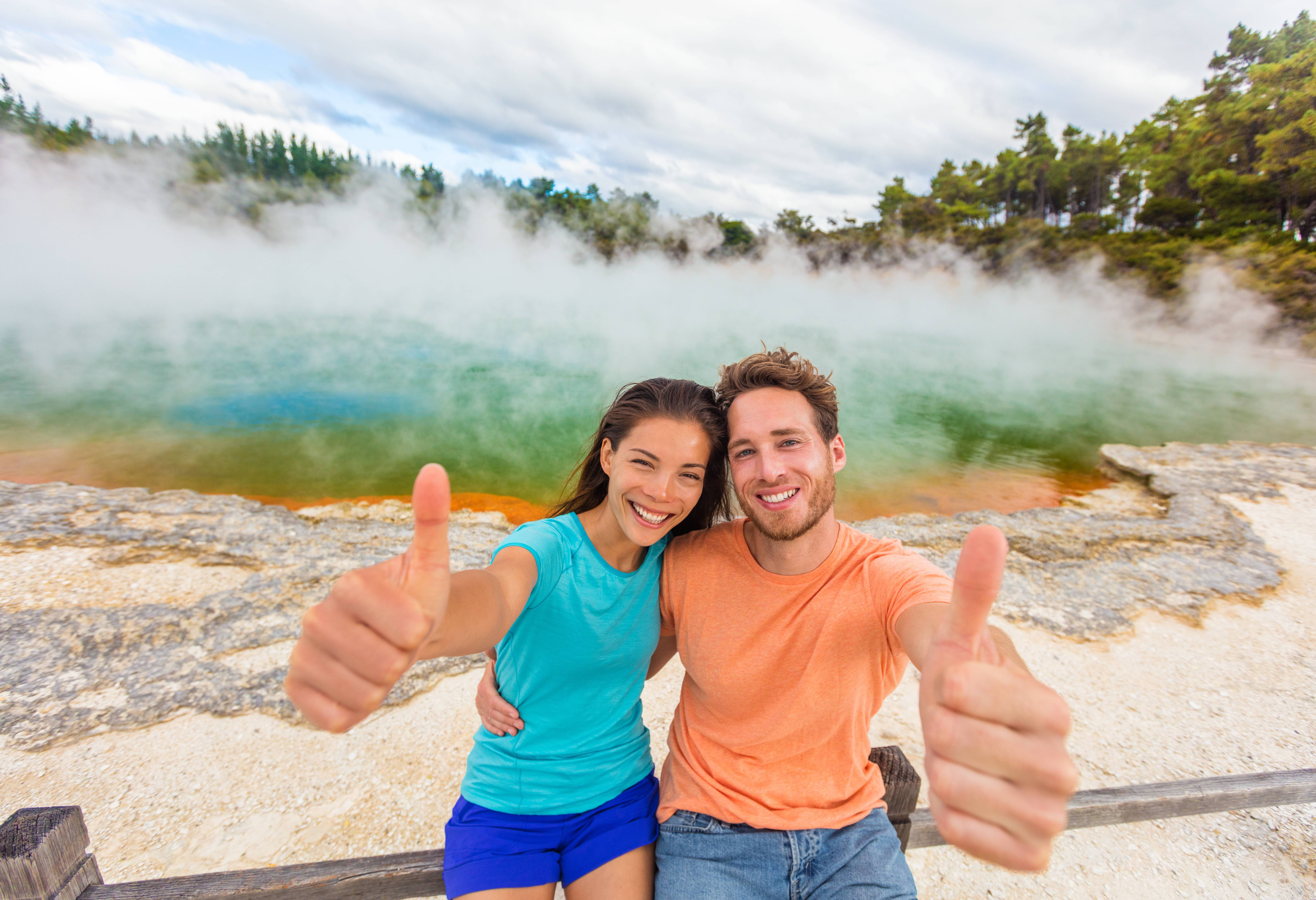 Koppel bij Champagne Pools in Wai-O-Tapu Thermal Wonderland in Nieuw-Zeeland