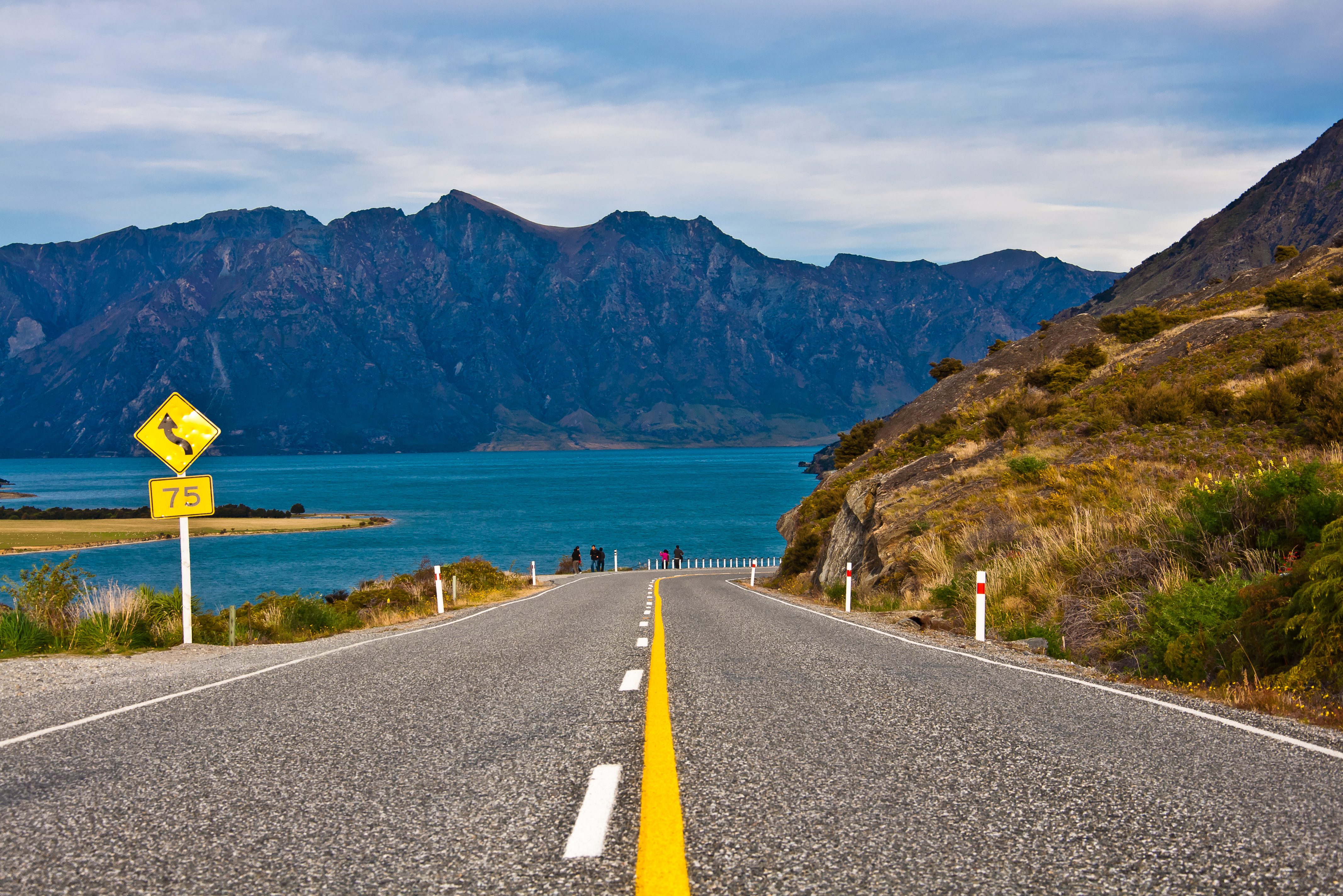 De weg bij Lake Wanaka op het Zuidereiland van Nieuw-Zeeland