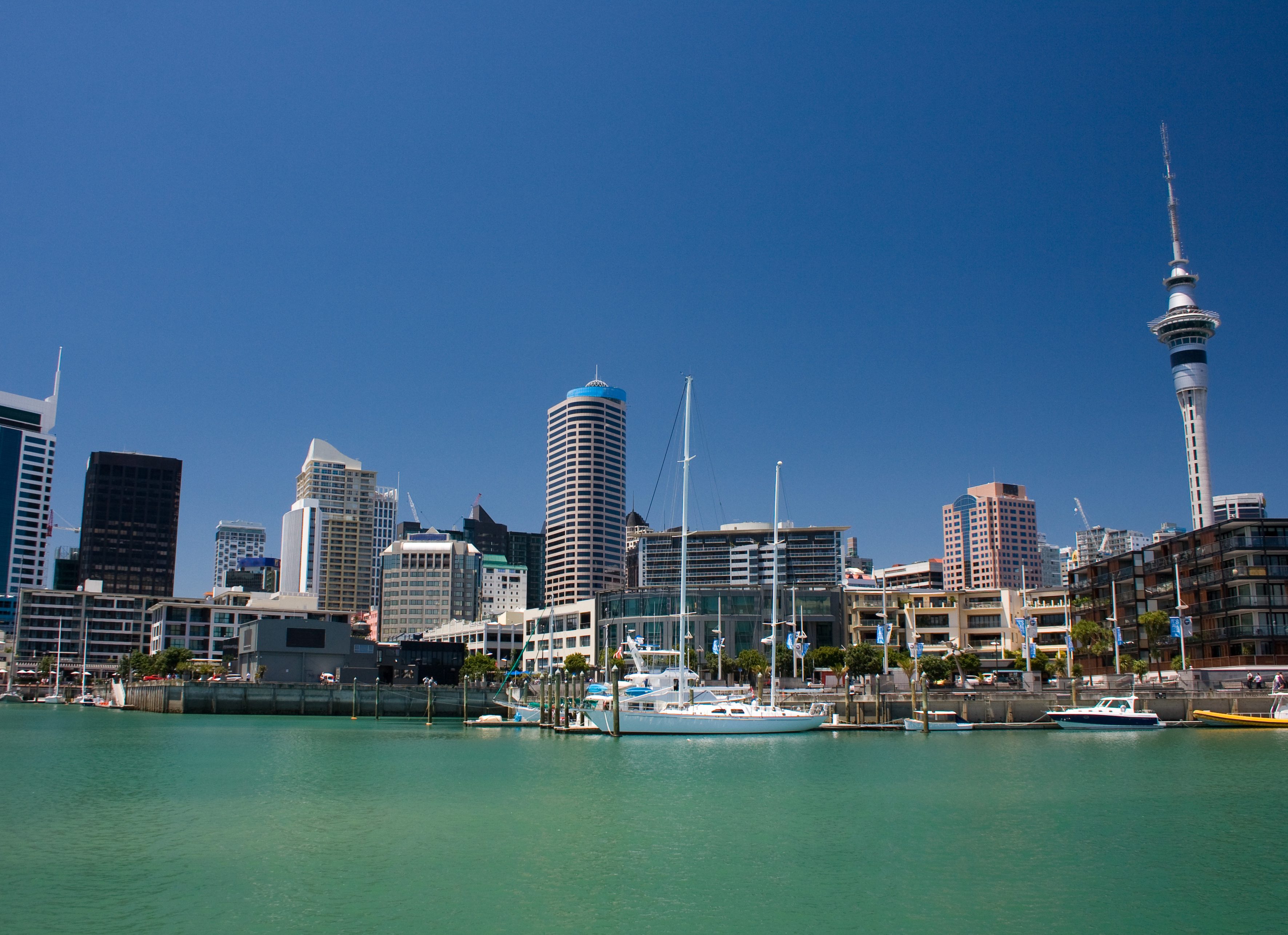 Skyline van Auckland gezien vanaf het water in Nieuw-Zeeland