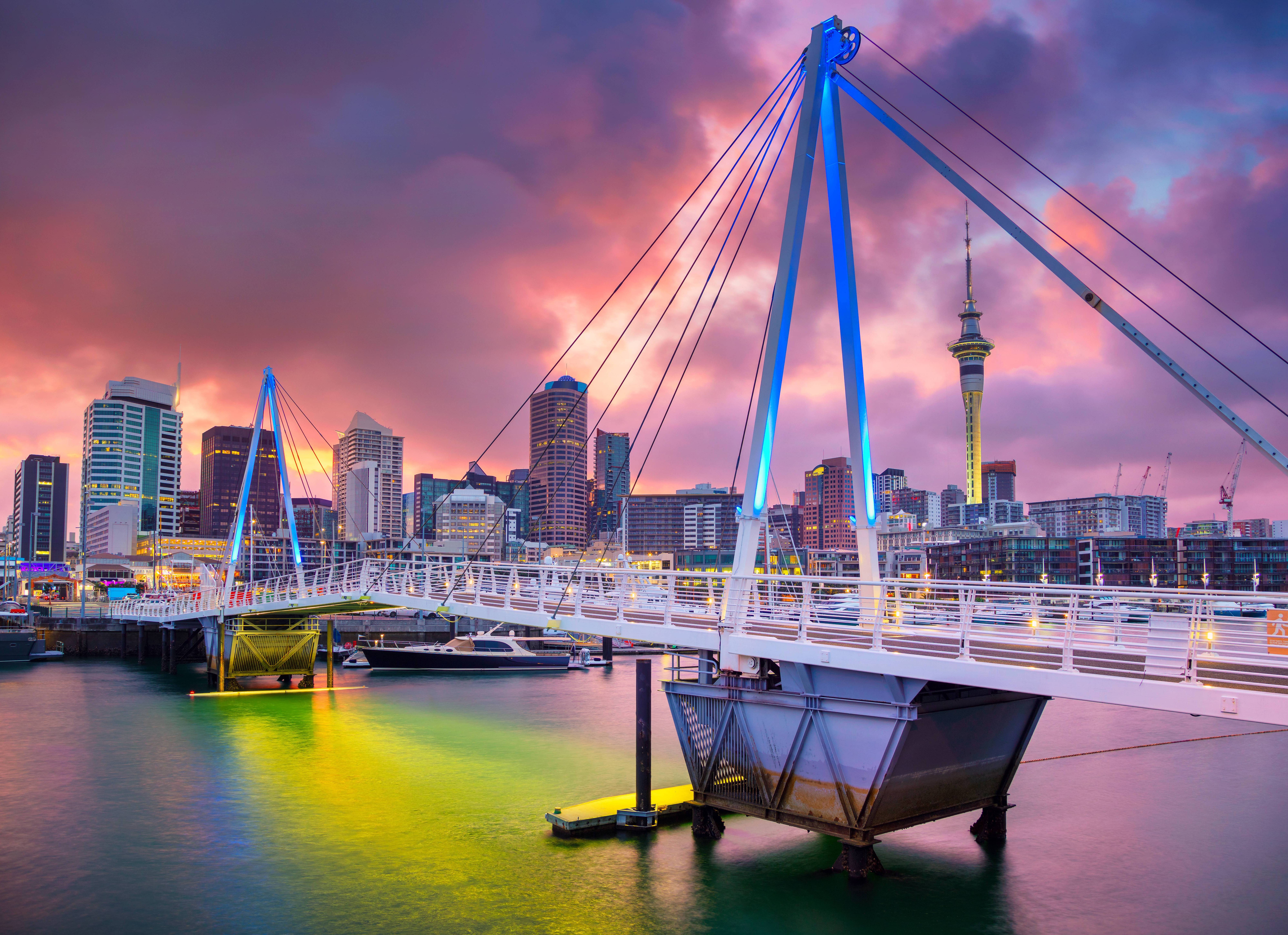 Skyline van Auckland bij zonsondergang in Nieuw-Zeeland