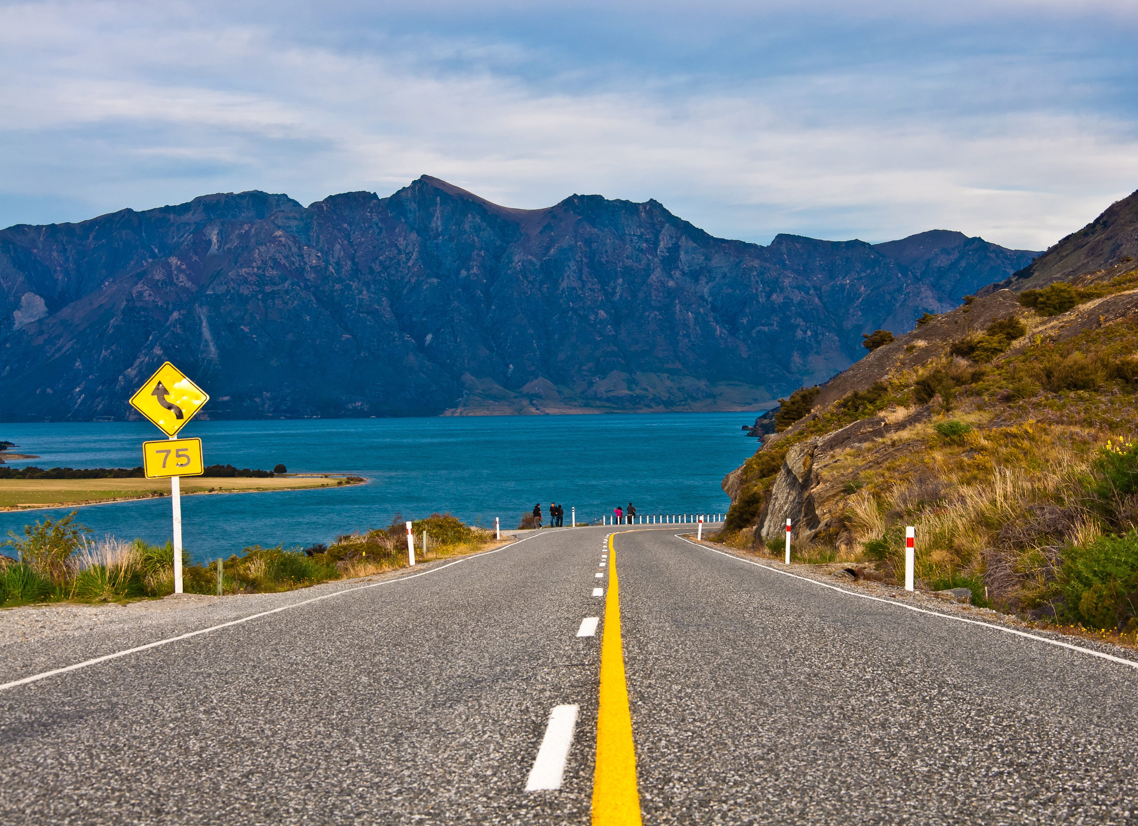 Weg naar Lake Hawea op het Zuidereiland van Nieuw-Zeeland