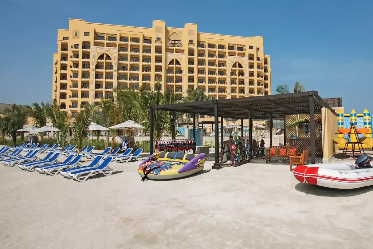 emiraten-ras-al-khaimah-double-tree-by-hilton-marjan-island-beach-resort-al-marjan-strand
