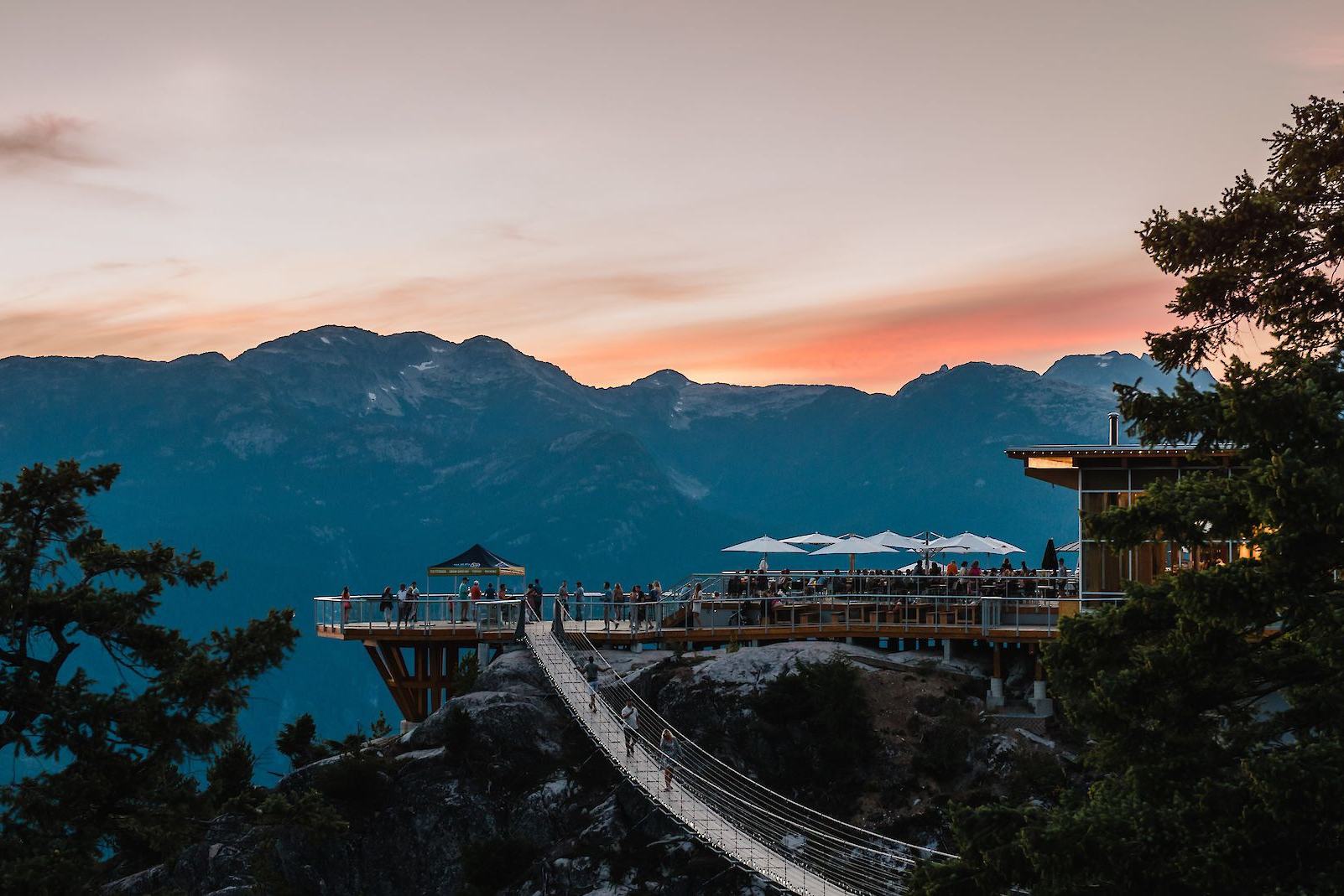 canada-squamish-sea-to-sky-gondola-suspension-bridge-hangbrug-met-zonsondergang