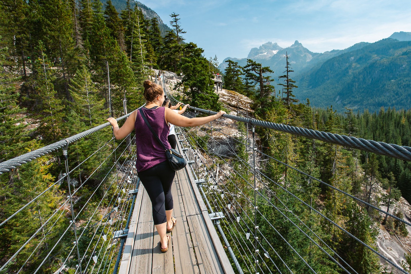 canada-squamish-sea-to-sky-gondola-suspension-bridge-hangbrug-met-mensen