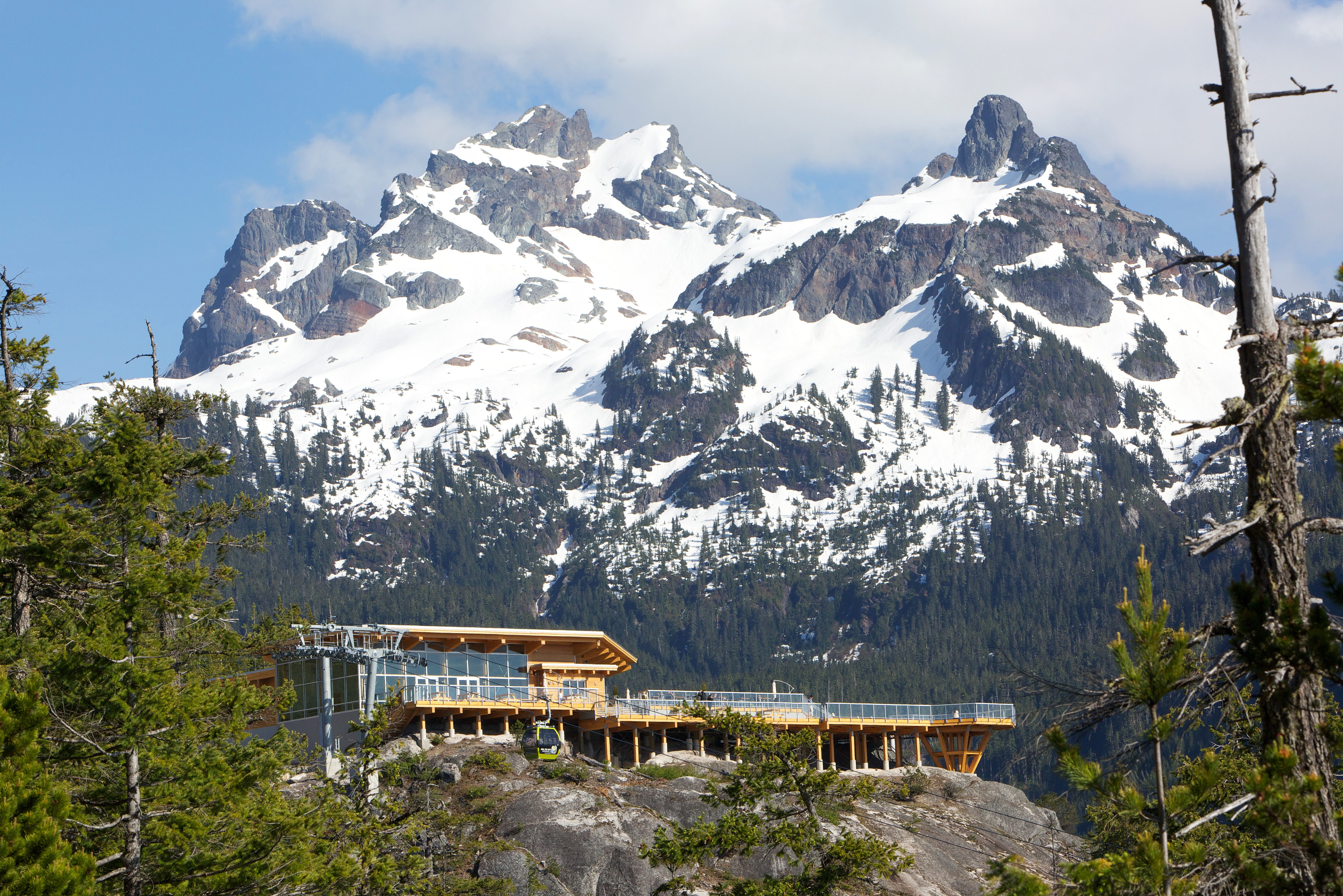 canada-squamish-sea-to-sky-gondola-summit-lodge-met-achterliggende-bergtop