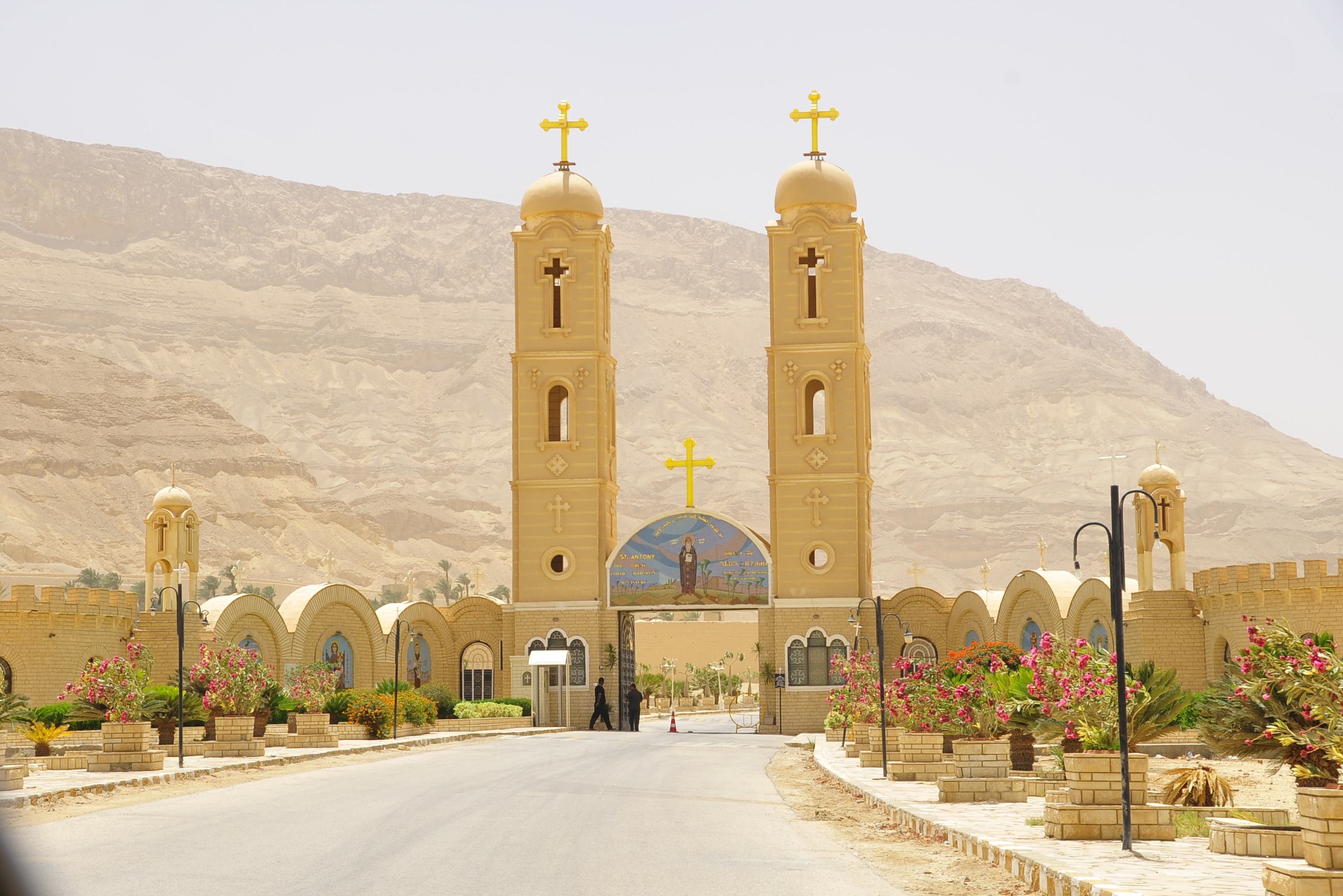 egypte-oostelijke-woestijn-saint-anthony-monastery-oudste-koptisch-klooster-ter-wereld-entreepoort