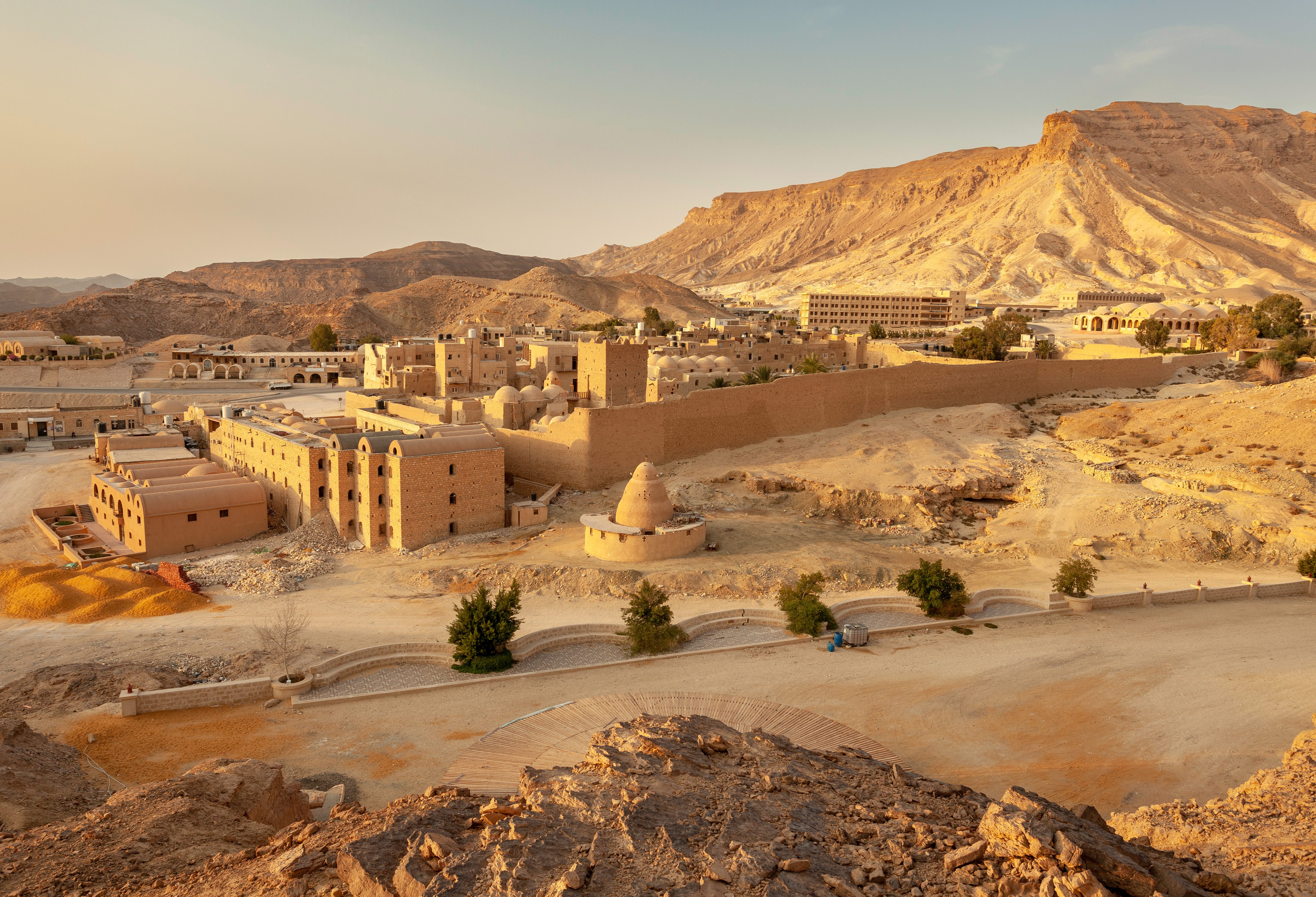 egypte-oostelijke-woestijn-saint-paul-monastery-koptisch-klooster-met-rotsachtige-omgeving