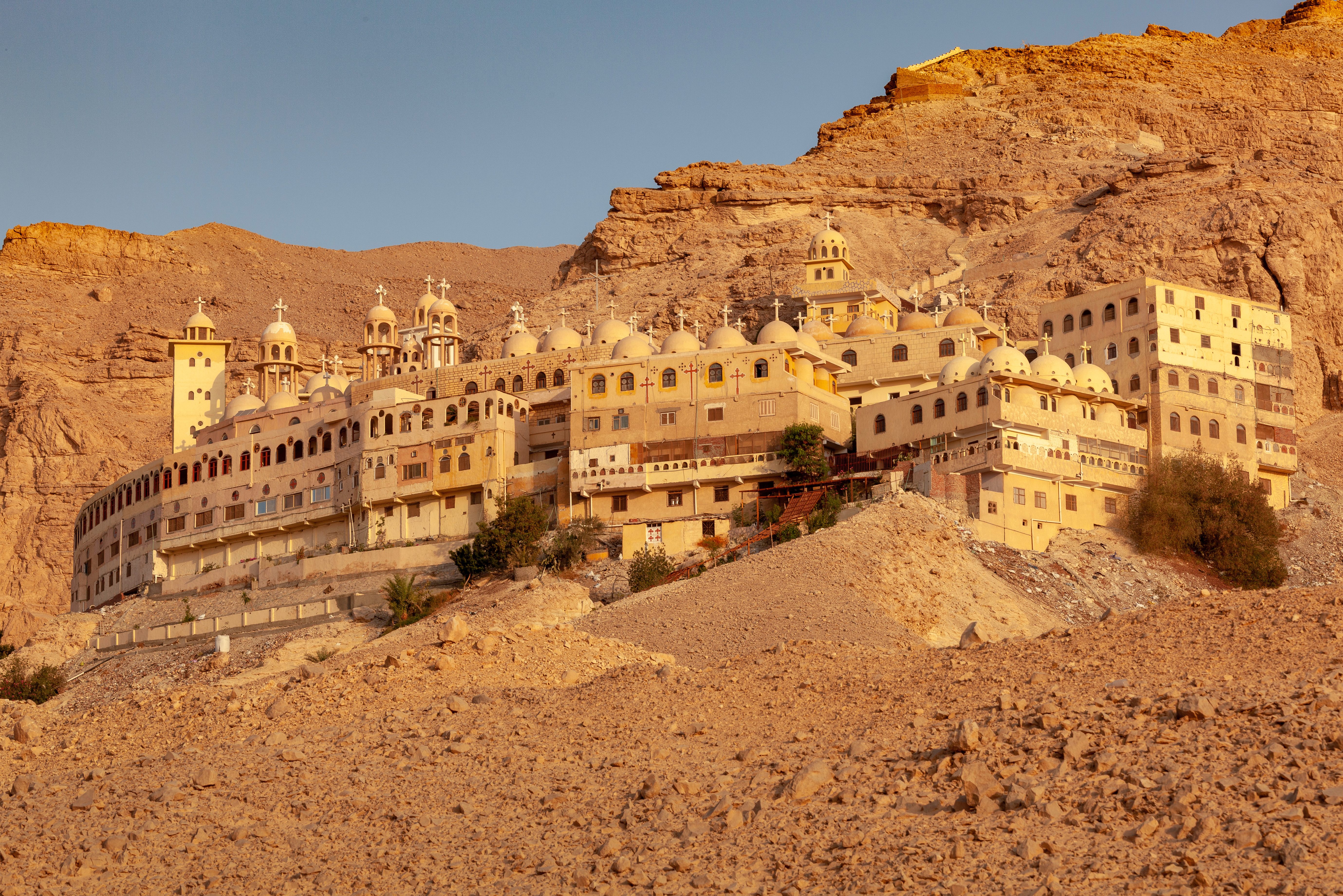 egypte-oostelijke-woestijn-saint-paul-monastery-koptisch-klooster-met-rotswand-achtergrond