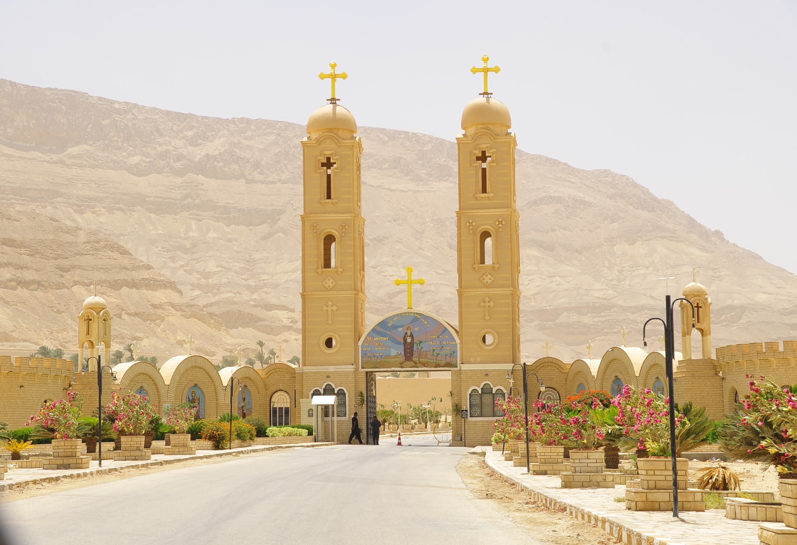 egypte-oostelijke-woestijn-saint-anthony-monastery-oudste-koptisch-klooster-ter-wereld-entreepoort