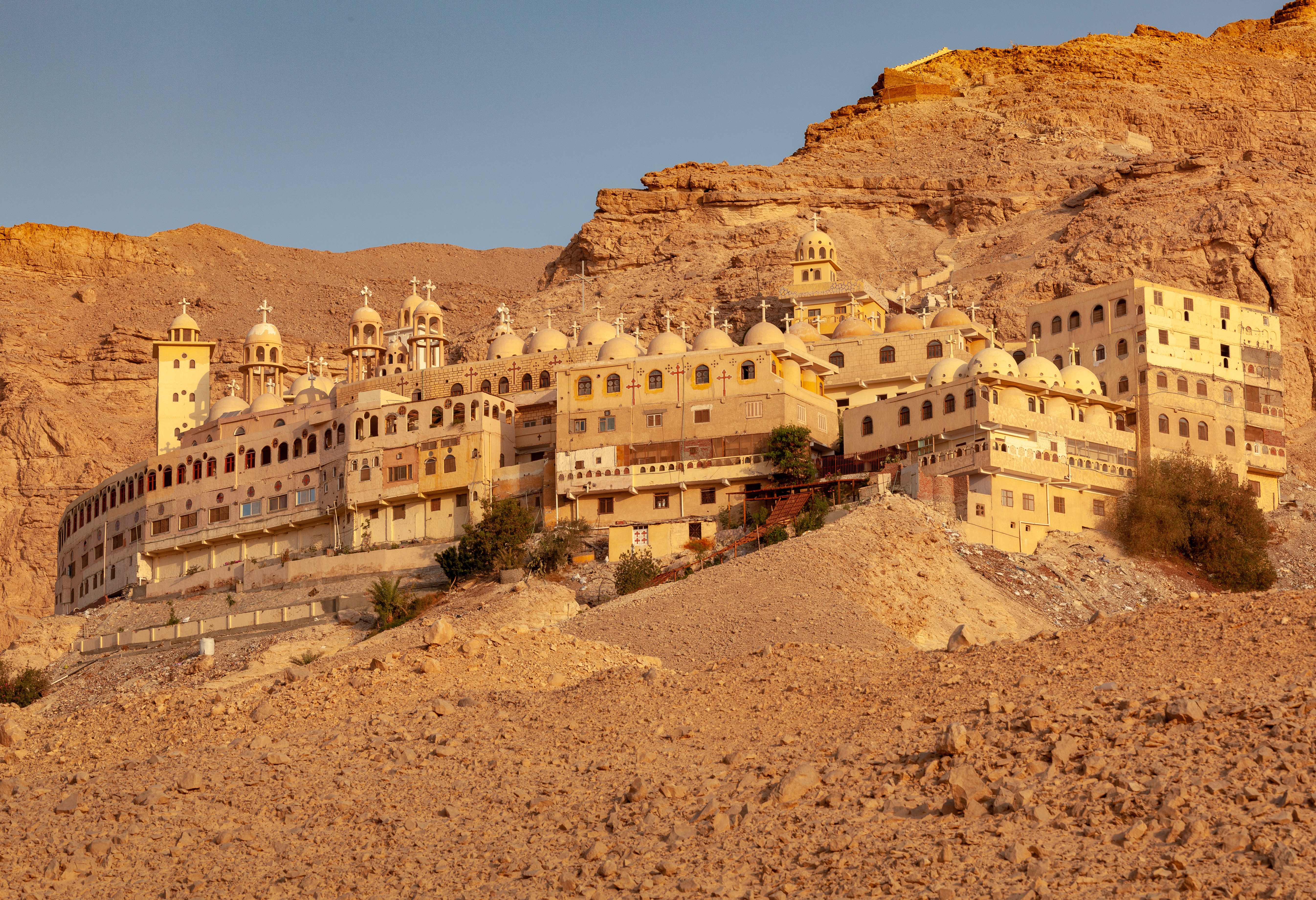 egypte-oostelijke-woestijn-saint-paul-monastery-koptisch-klooster-met-rotsachtige-omgeving