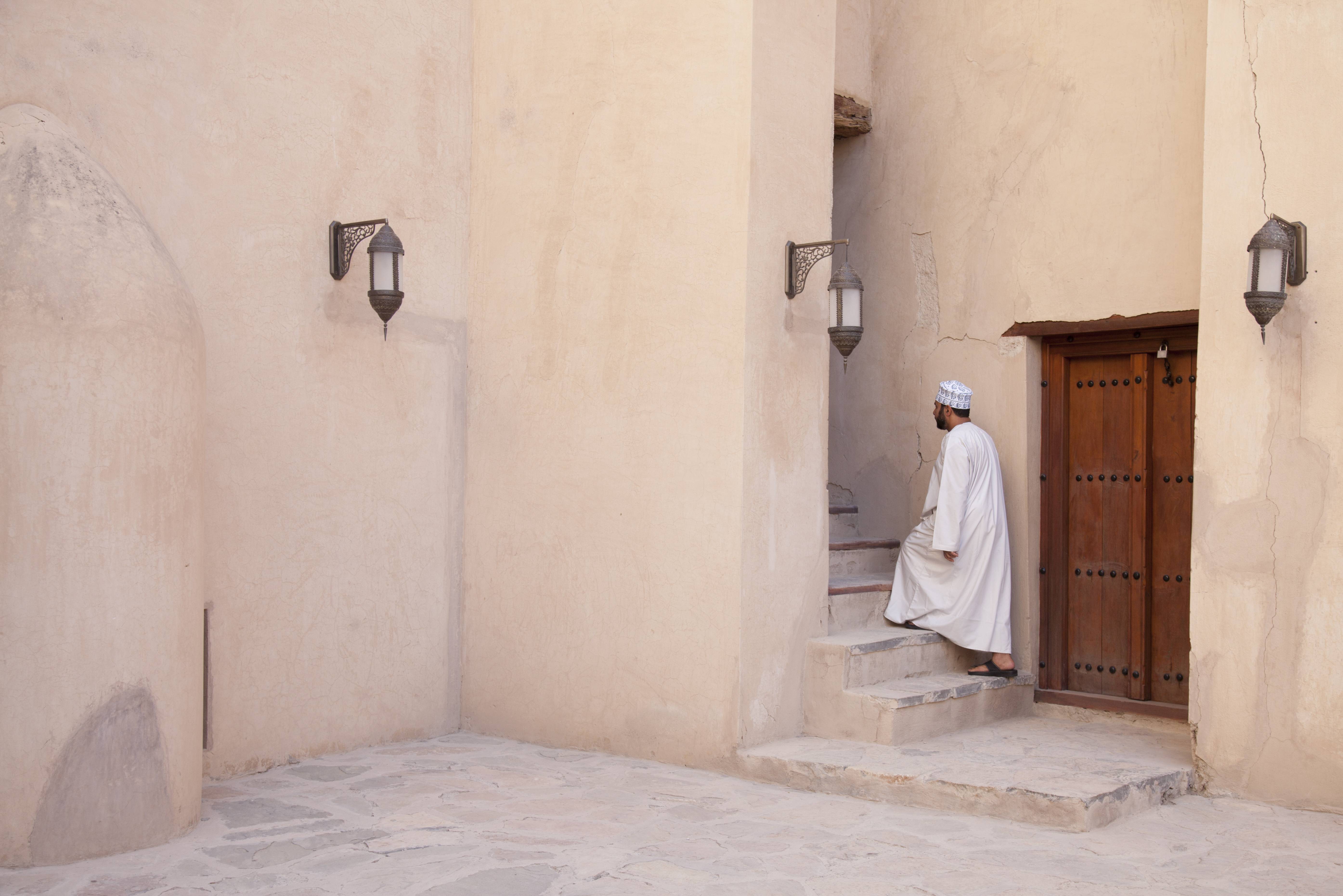 Man in traditionele kleding in historisch Nizwa in Oman