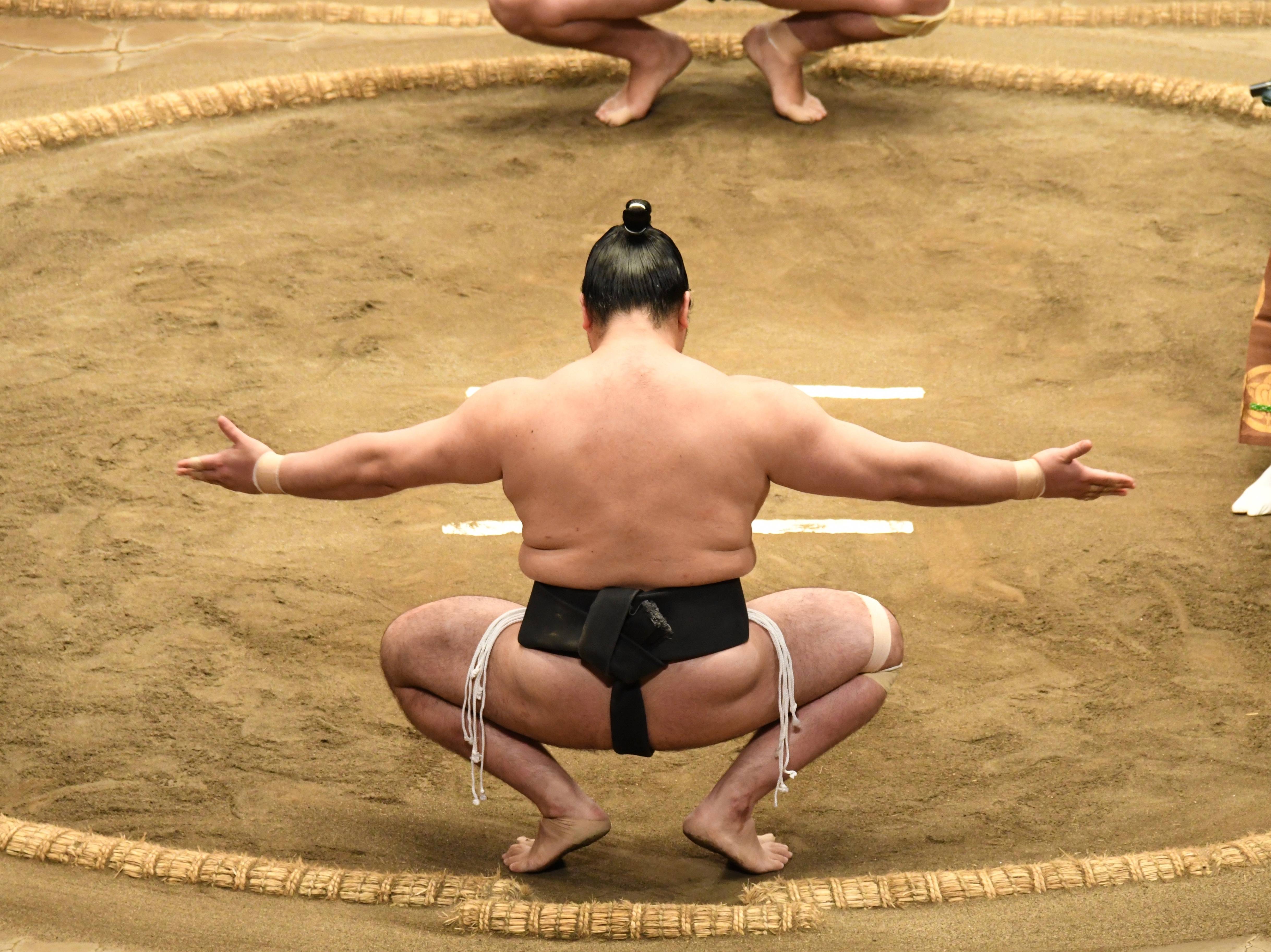 Een sumoworstelaar aan het trainen in Tokyo, Japan