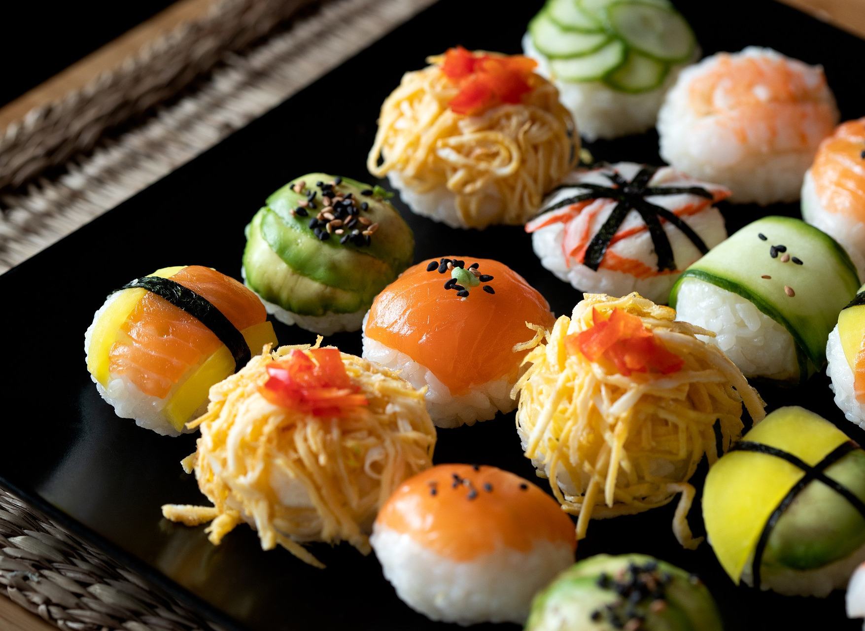 Probeer sushi balls op de Toyosu Market in Tokyo, Japan