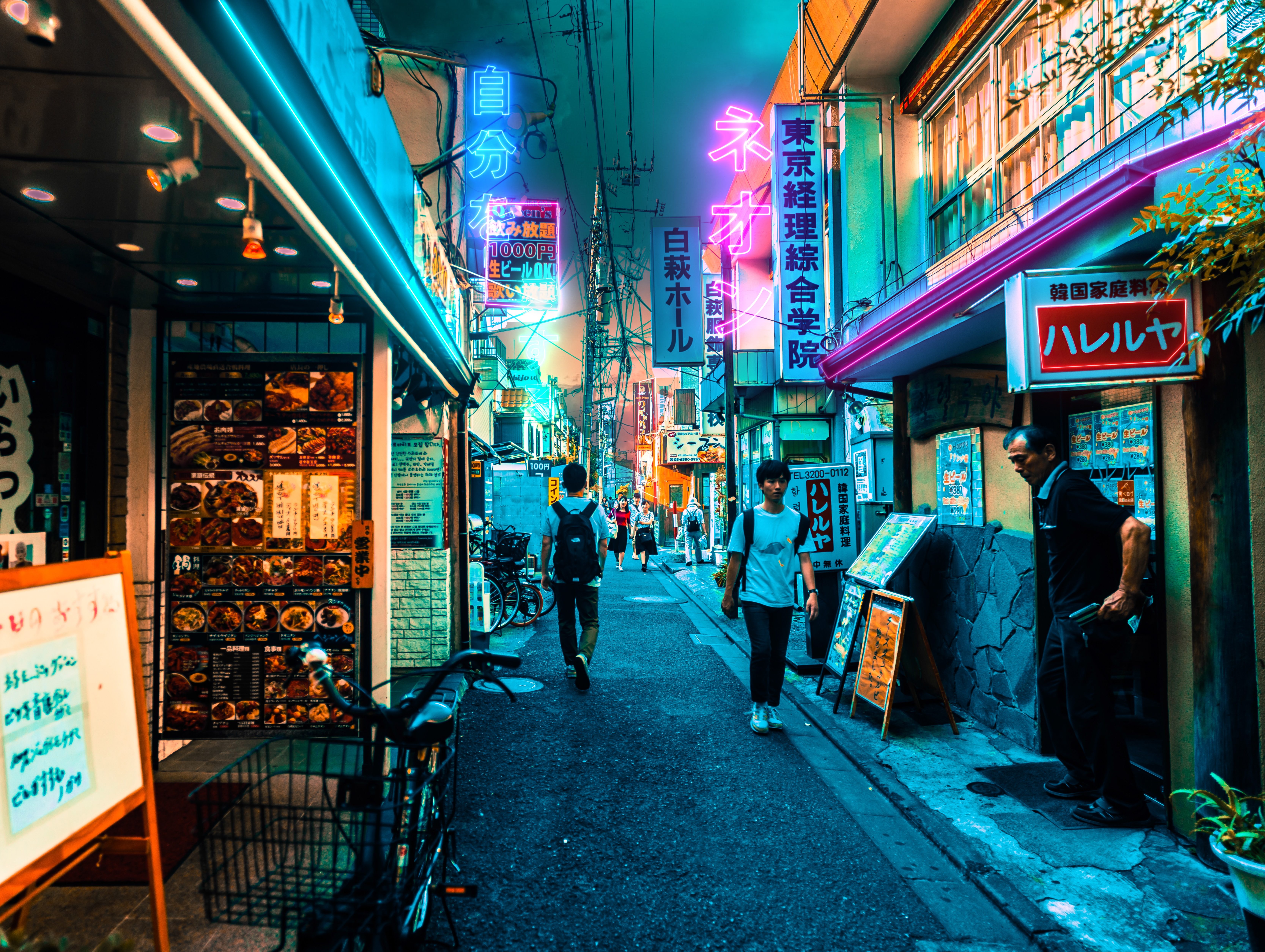 Het straatbeeld van de wijk Shinjuku in Tokyo, Japan