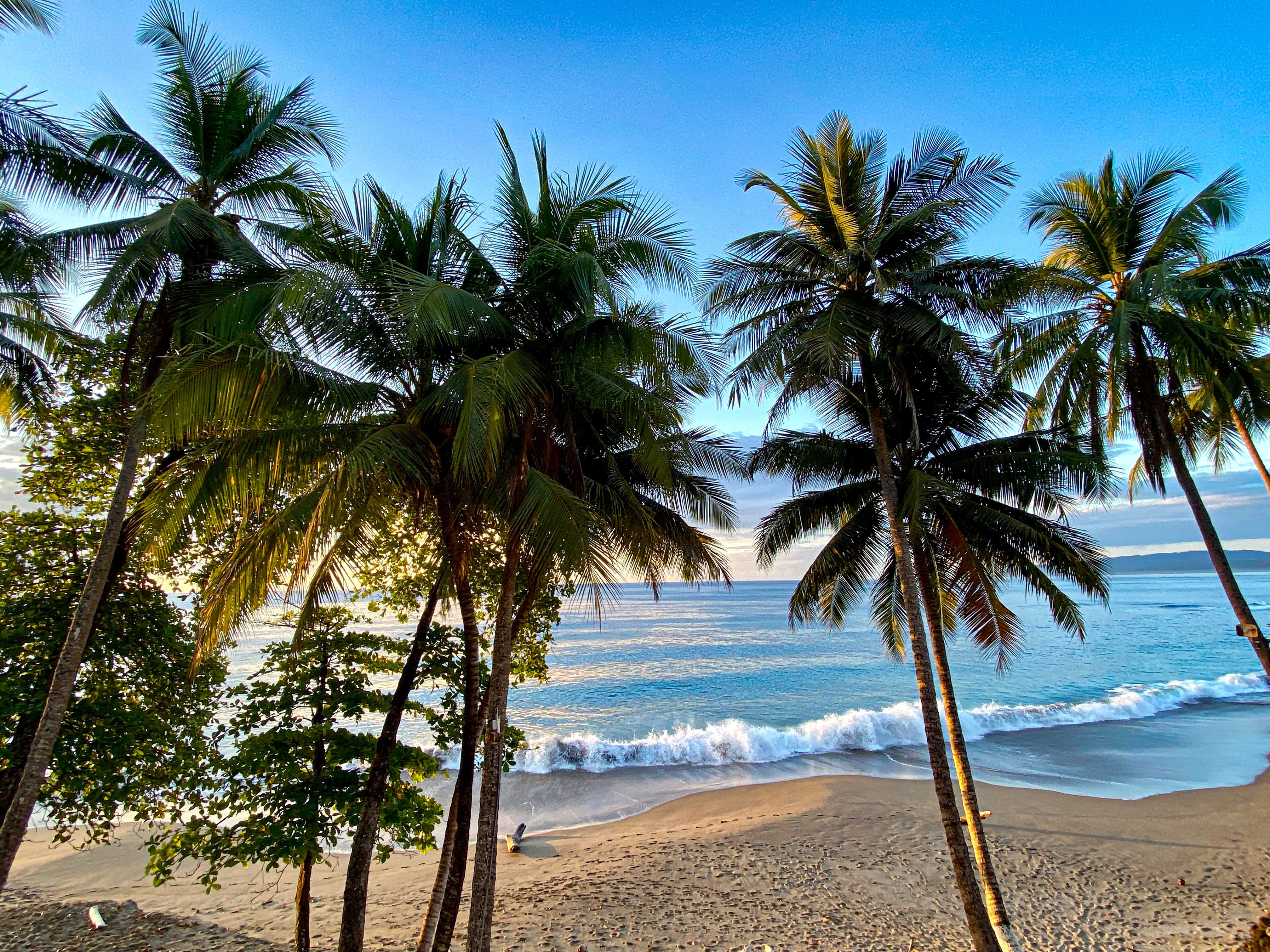 De zon komt op op het strand van Punta Arenas, Costa Rica