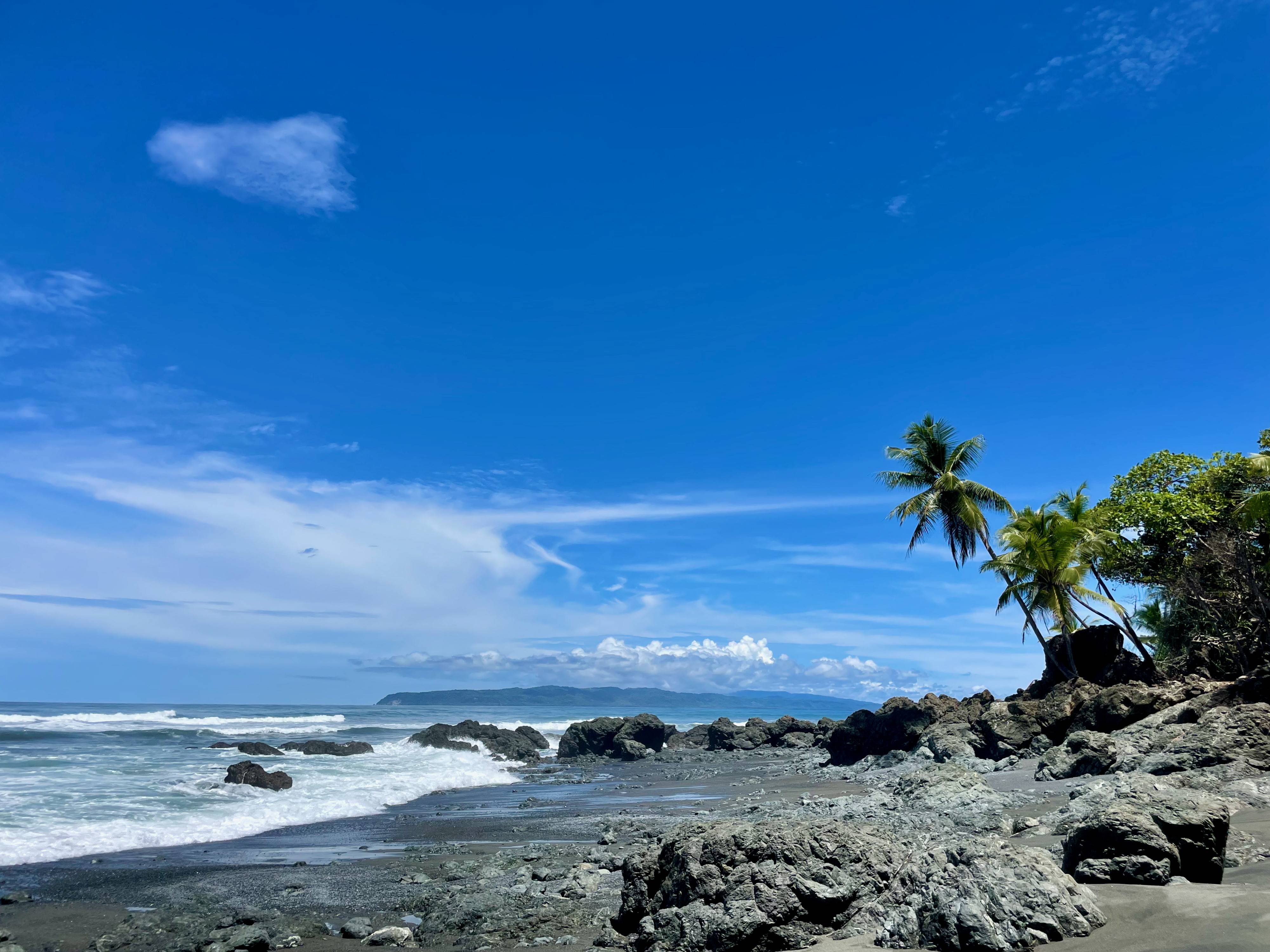 Het mooie rotsstrand van Golfito, Costa Rica