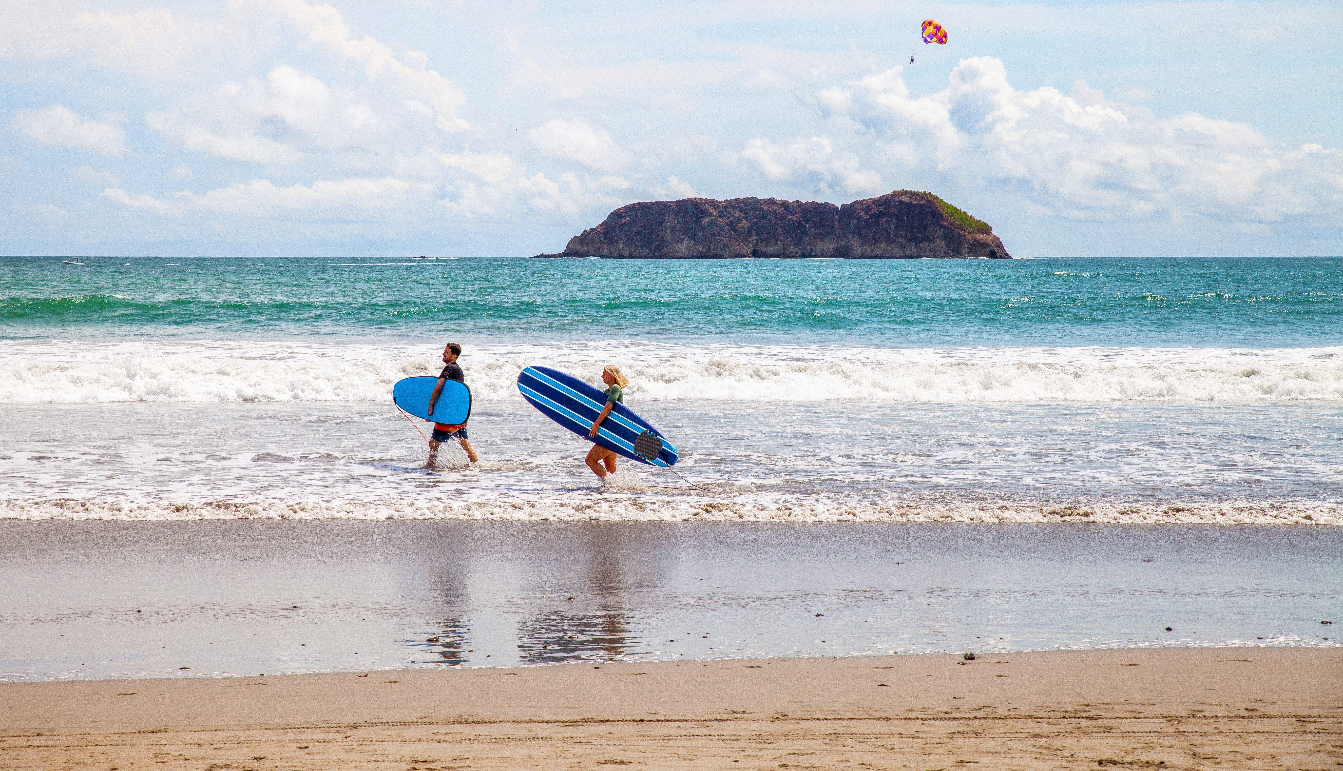 Surfers op het strand van Dominical, Costa Rica