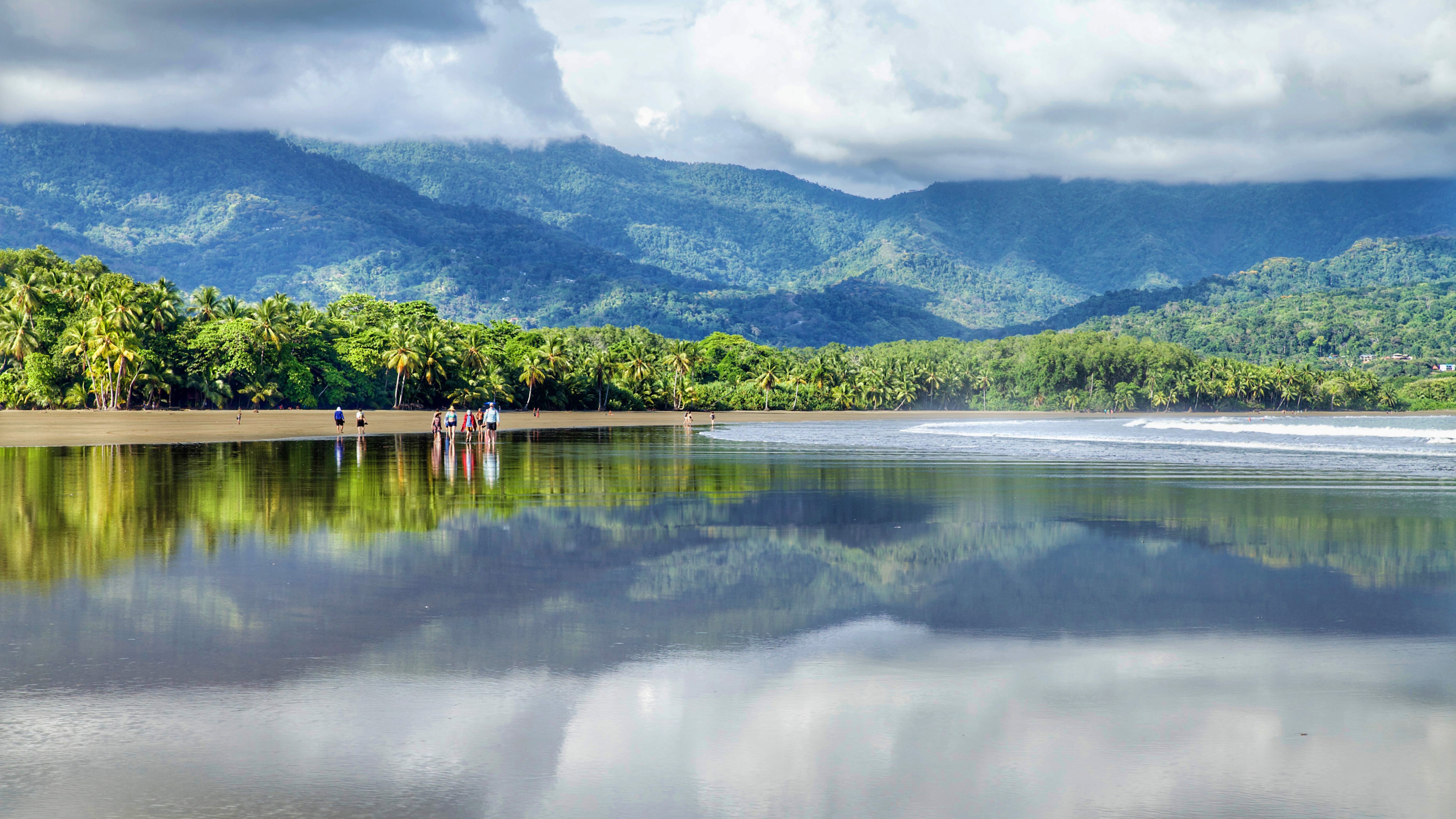 Het water reflecteert op het strand van Marino Ballena, Costa Rica