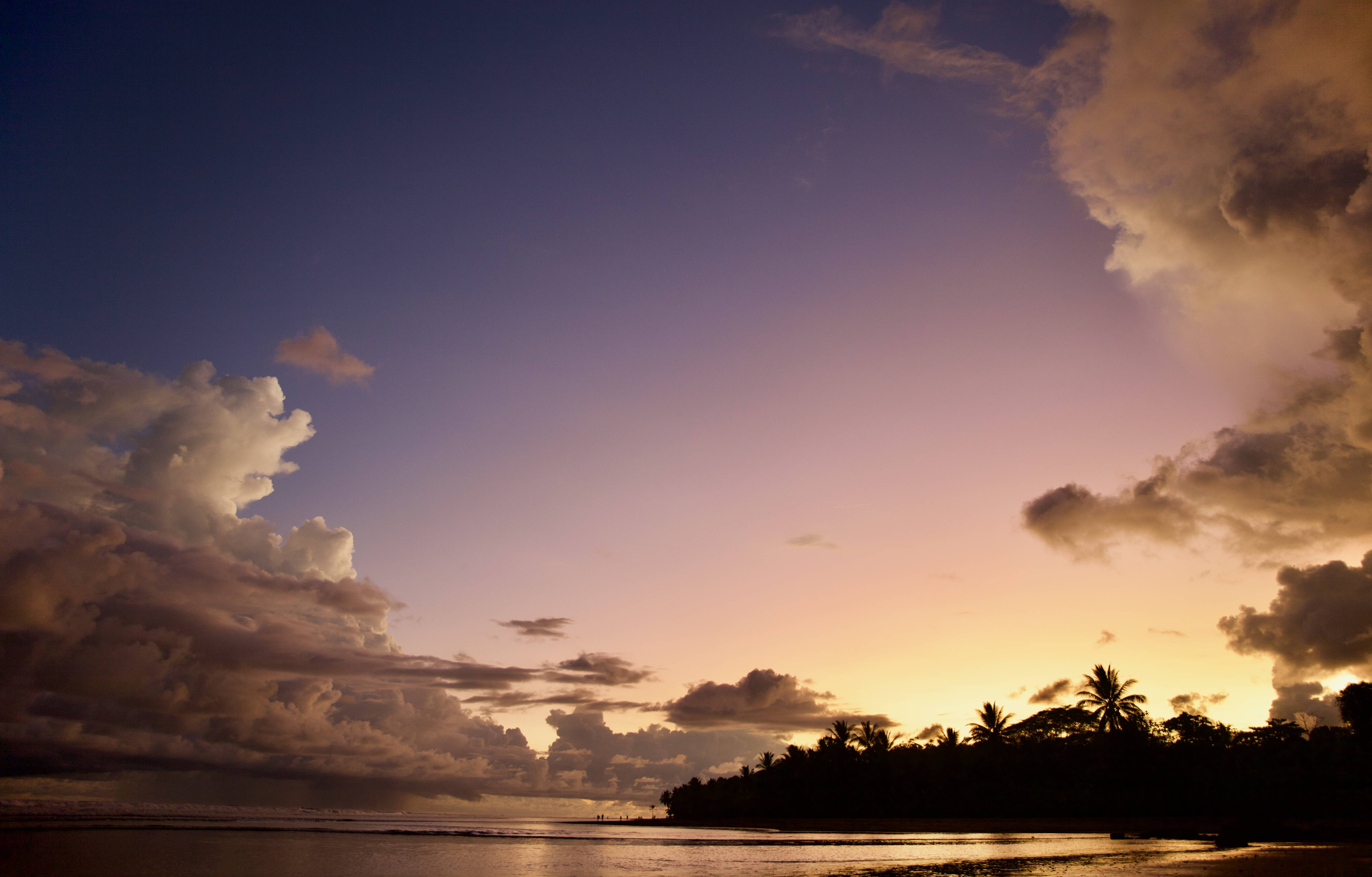 De zonsondergang bij Uvita, Costa Rica