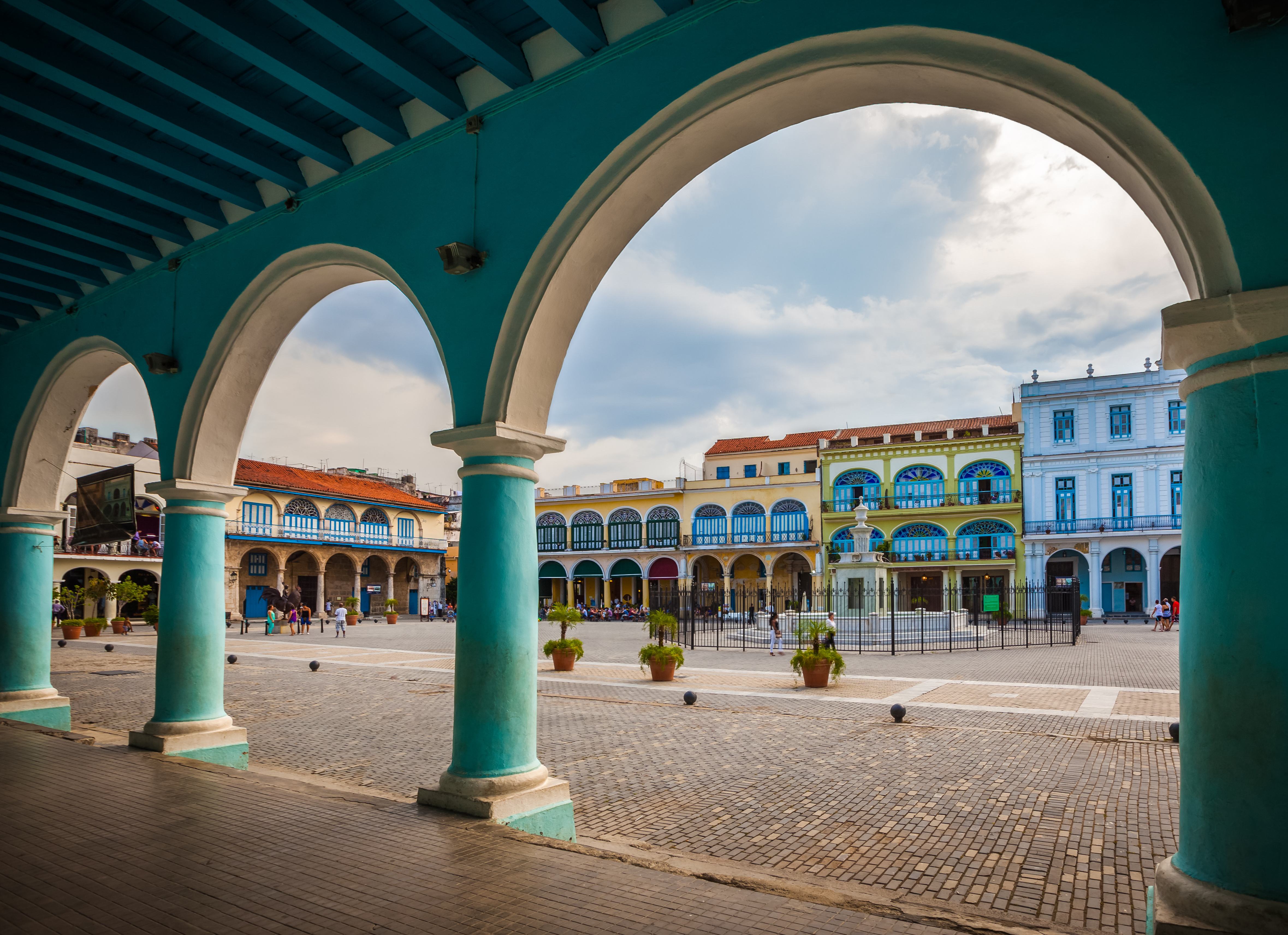 Het kleurrijke plein Plaza Vieja in Havana, Cuba